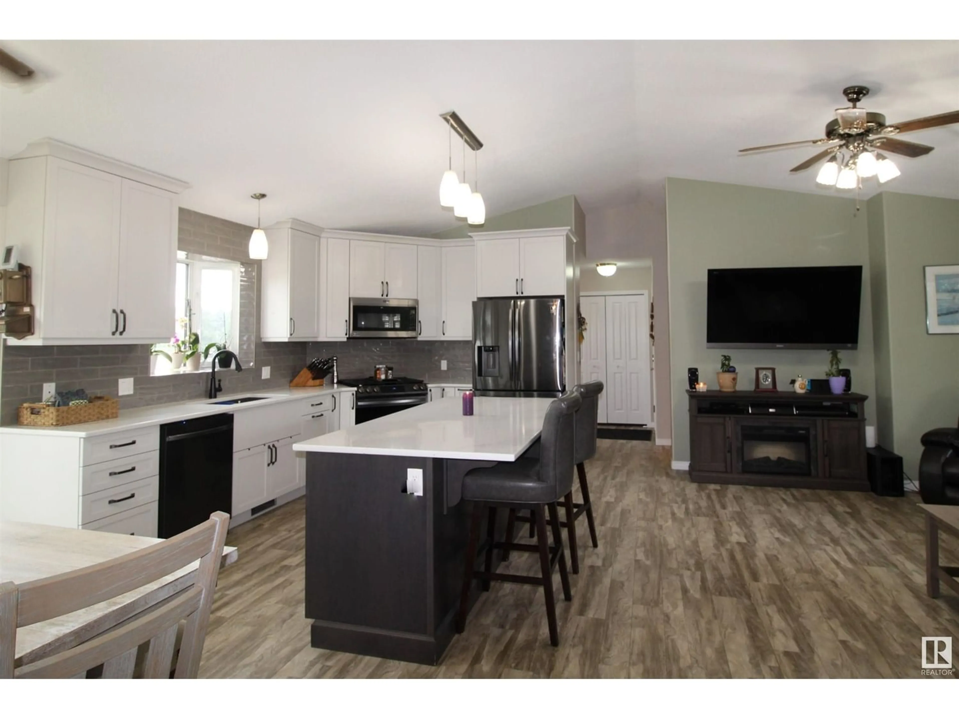 Open concept kitchen for 5702 55 AV, St. Paul Town Alberta T0A3A1