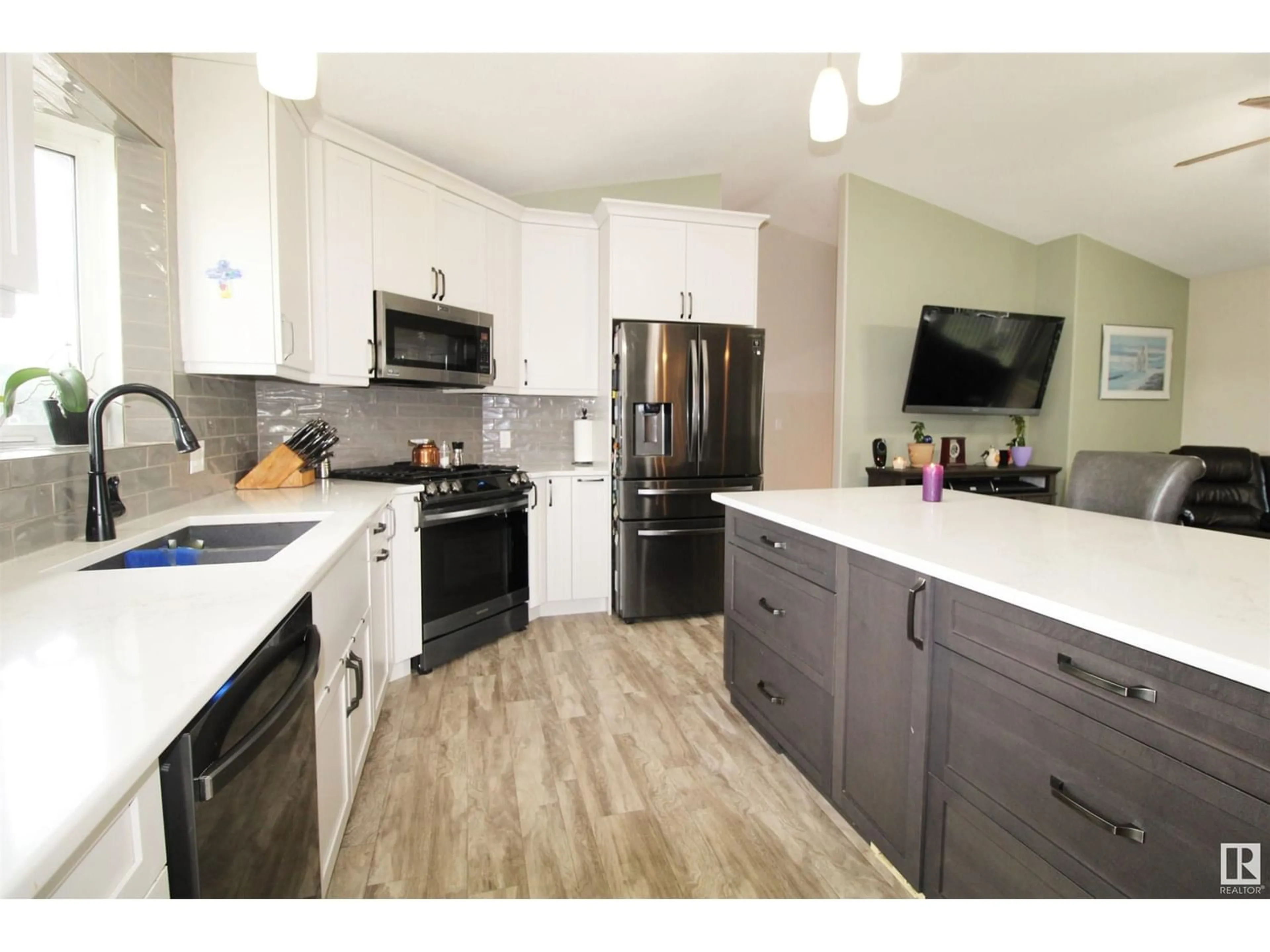 Open concept kitchen for 5702 55 AV, St. Paul Town Alberta T0A3A1