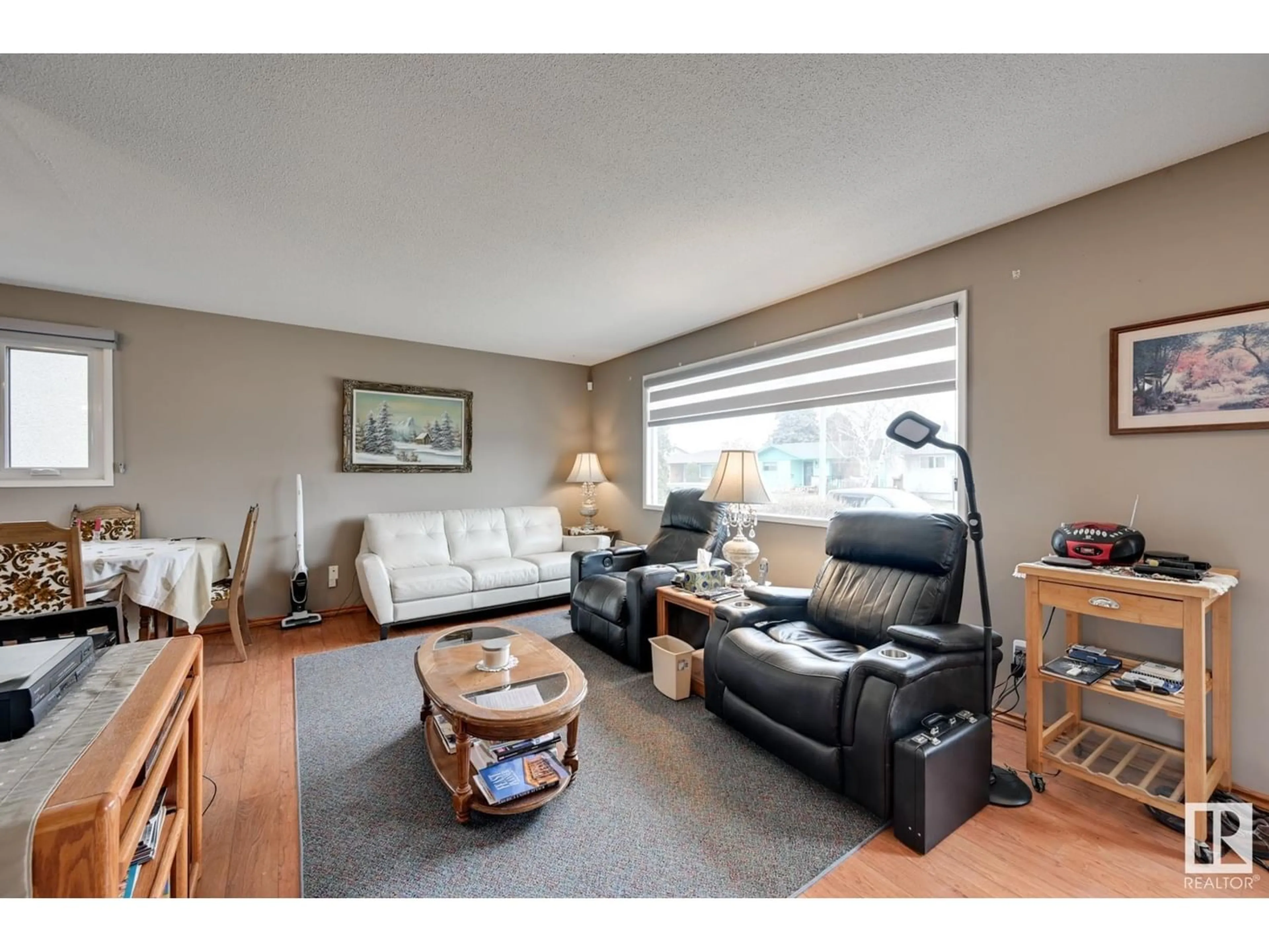 Living room for 13716 63 ST NW, Edmonton Alberta T5A1R3