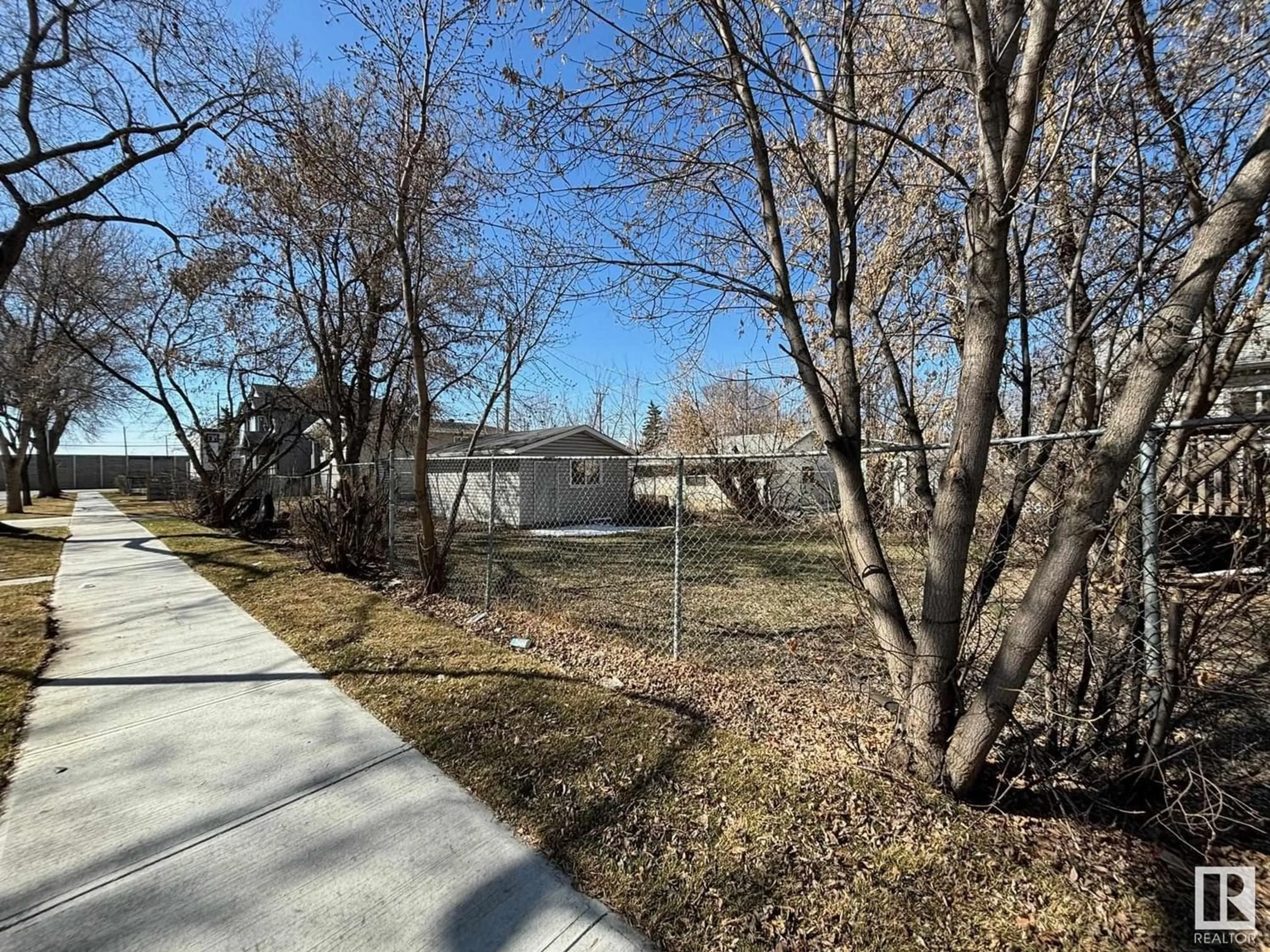 Fenced yard for 12335 128 AV NW, Edmonton Alberta T5L3G6