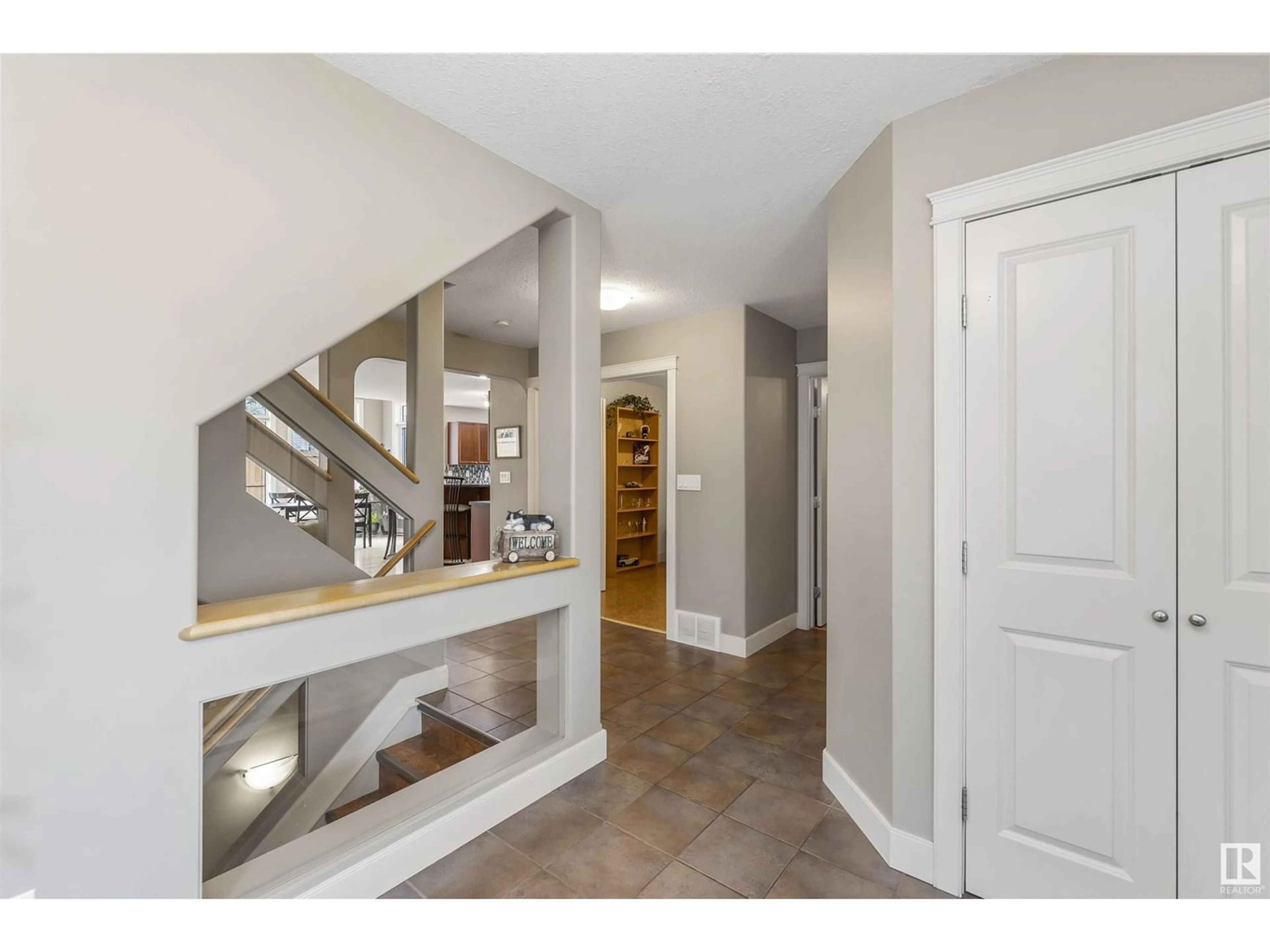 Indoor entryway for 67 NORTH RIDGE DR, St. Albert Alberta T8N7M6