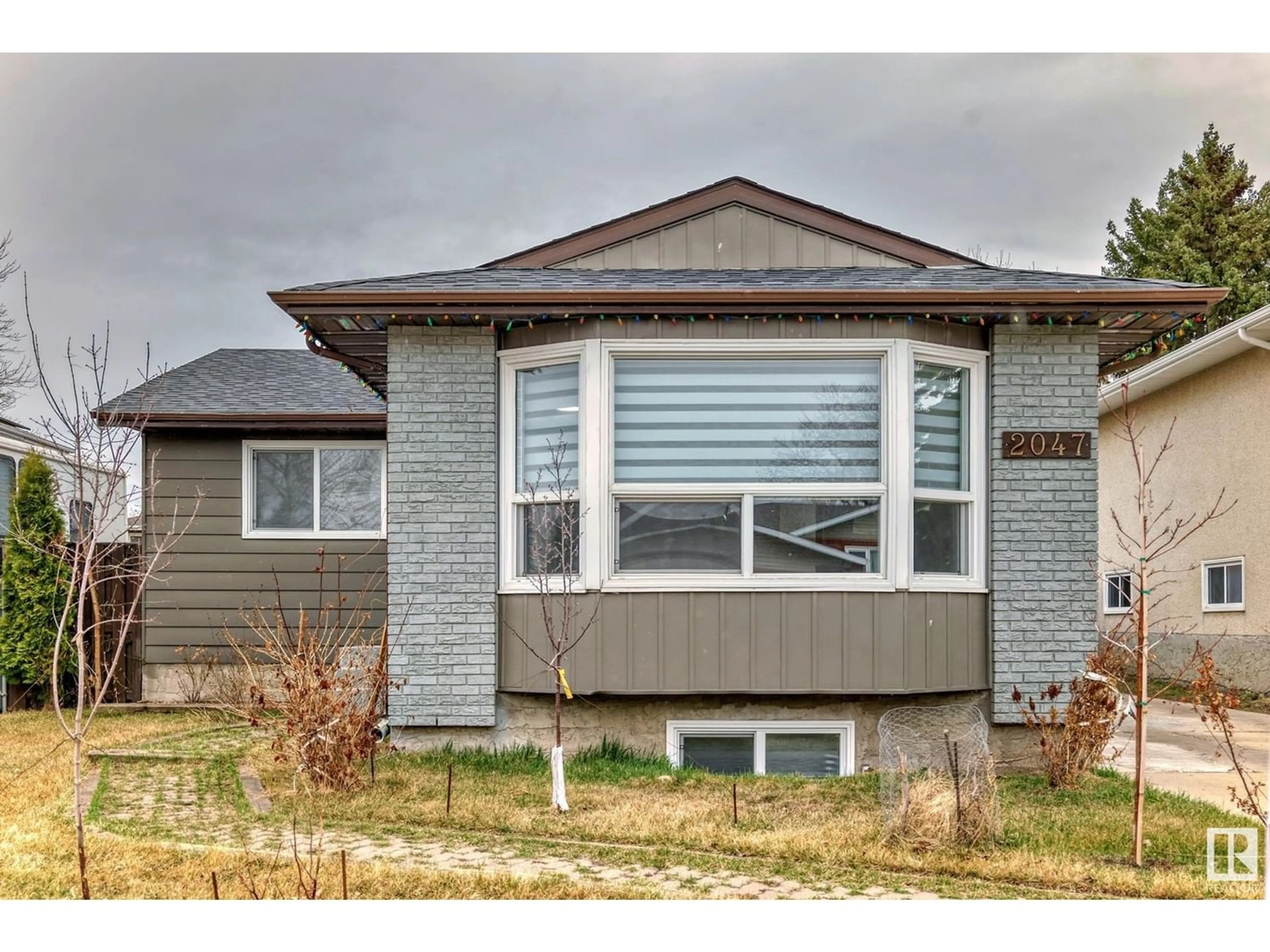 Frontside or backside of a home for 2047 49a street NW, Edmonton Alberta T6L2W9