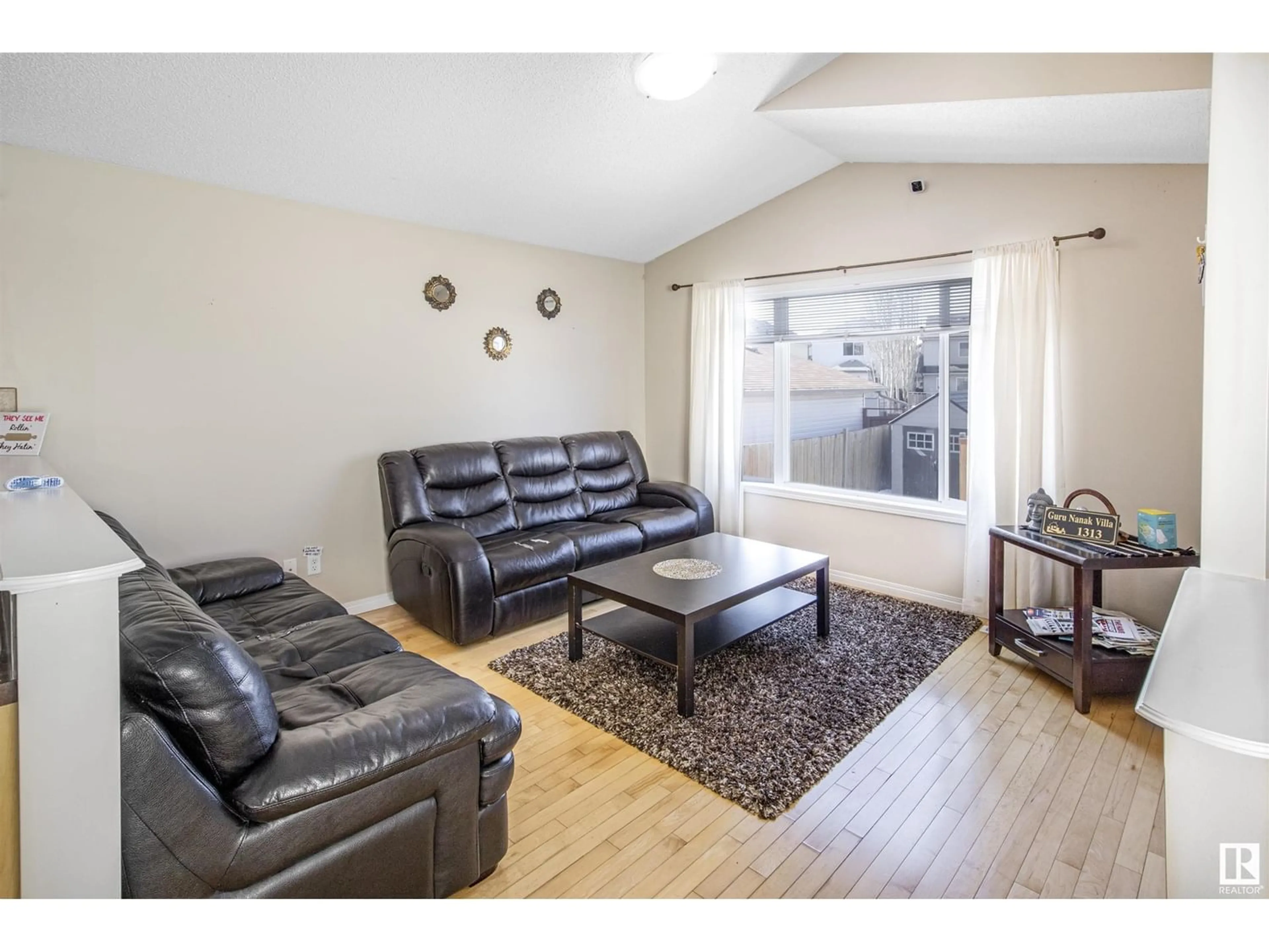 Living room for 14844 139 ST NW NW NW, Edmonton Alberta T6B1S2