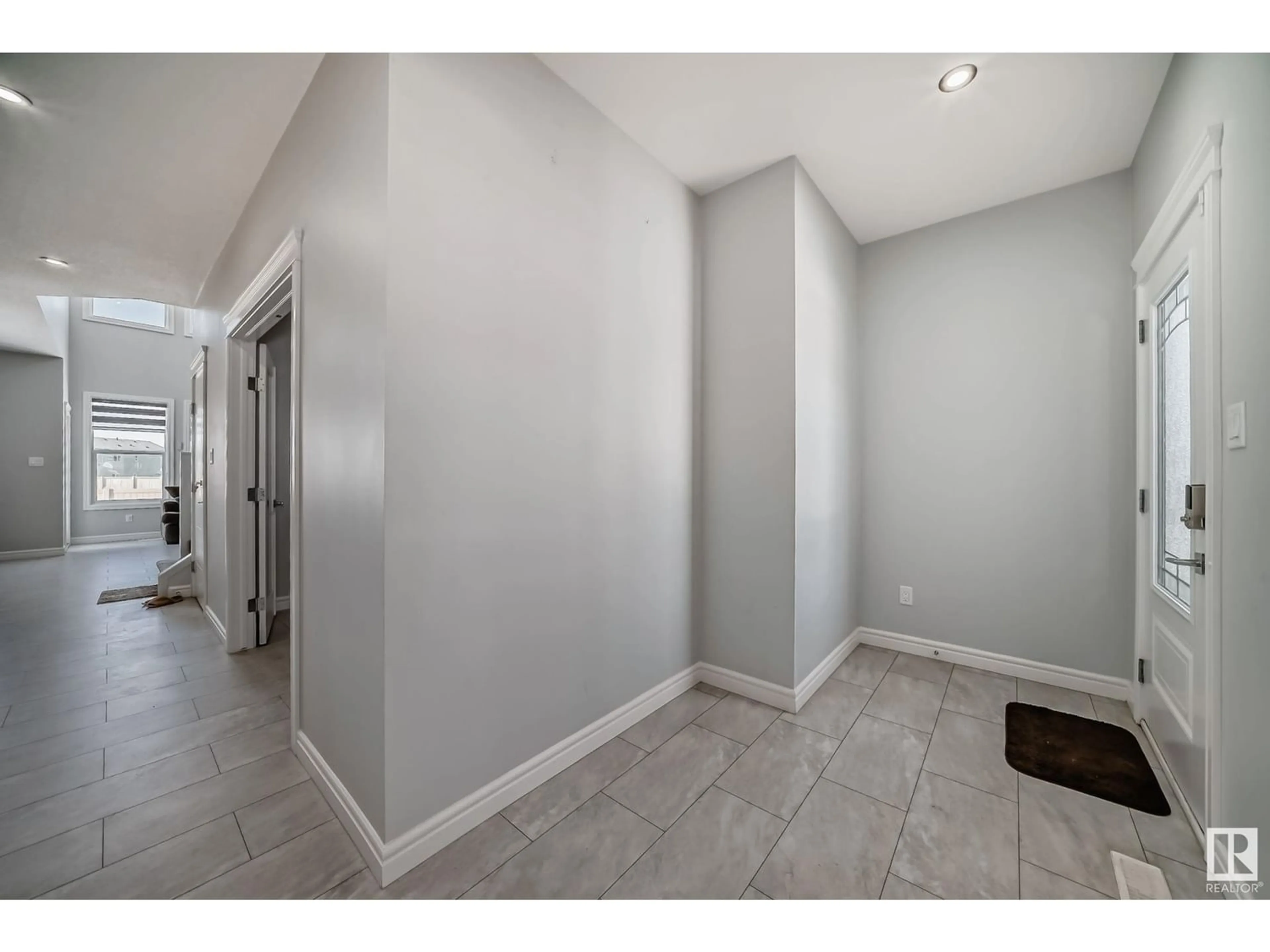 Indoor entryway for 1334 16A ST NW, Edmonton Alberta T6T2S4