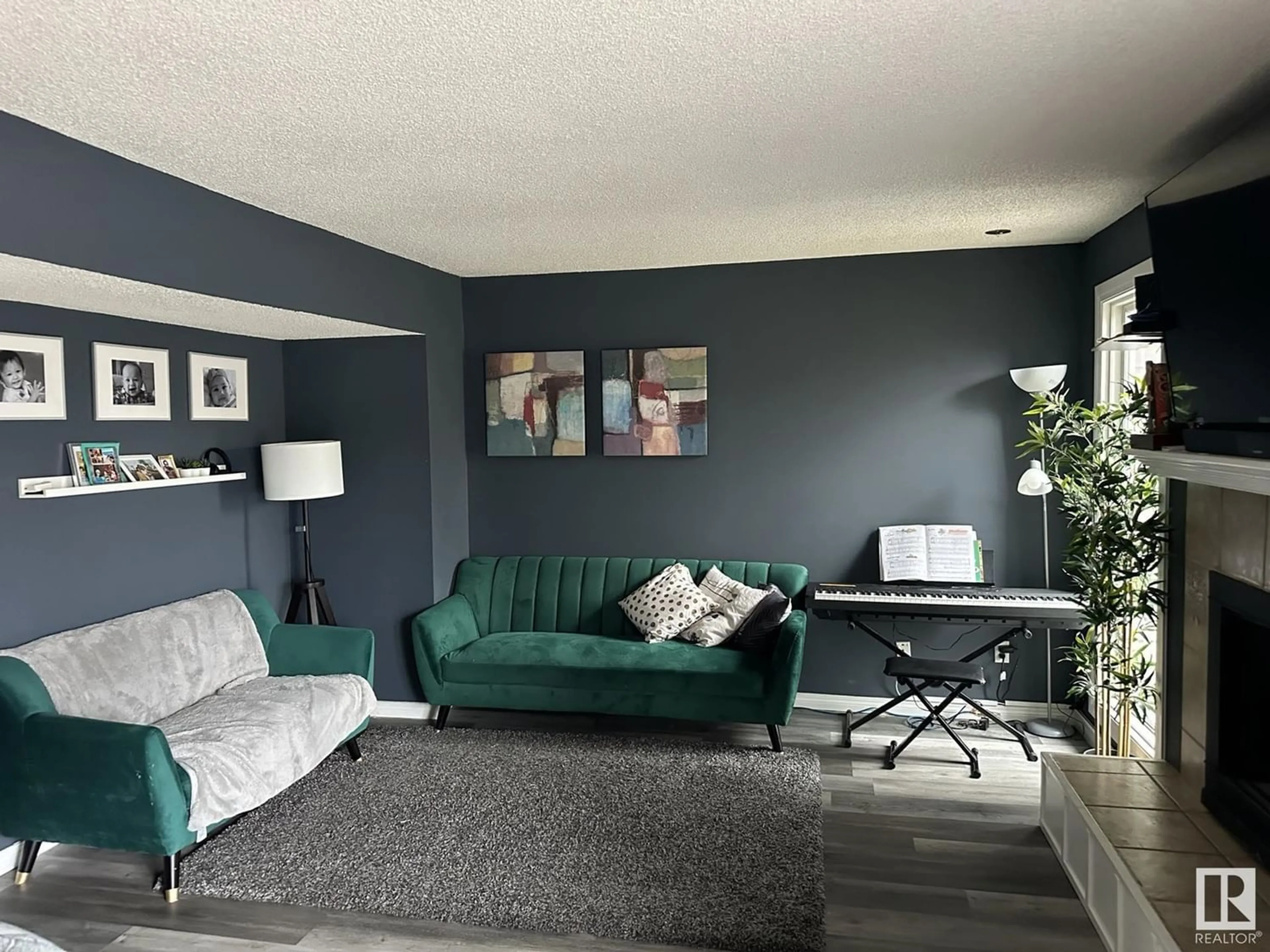 Living room for 5460 38A AV NW, Edmonton Alberta T6L2H4