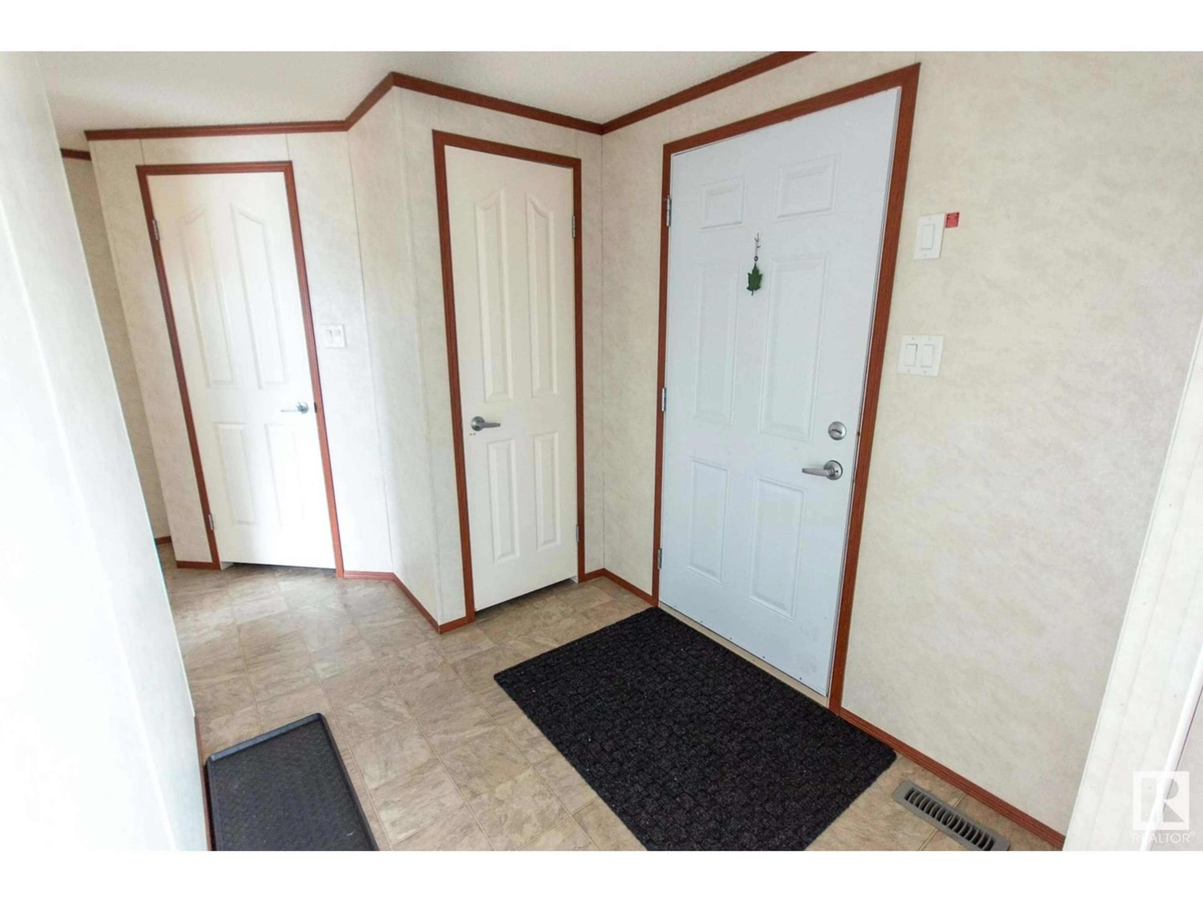 Indoor entryway for 5016 50 AV, Fort Kent Alberta T0A1H0