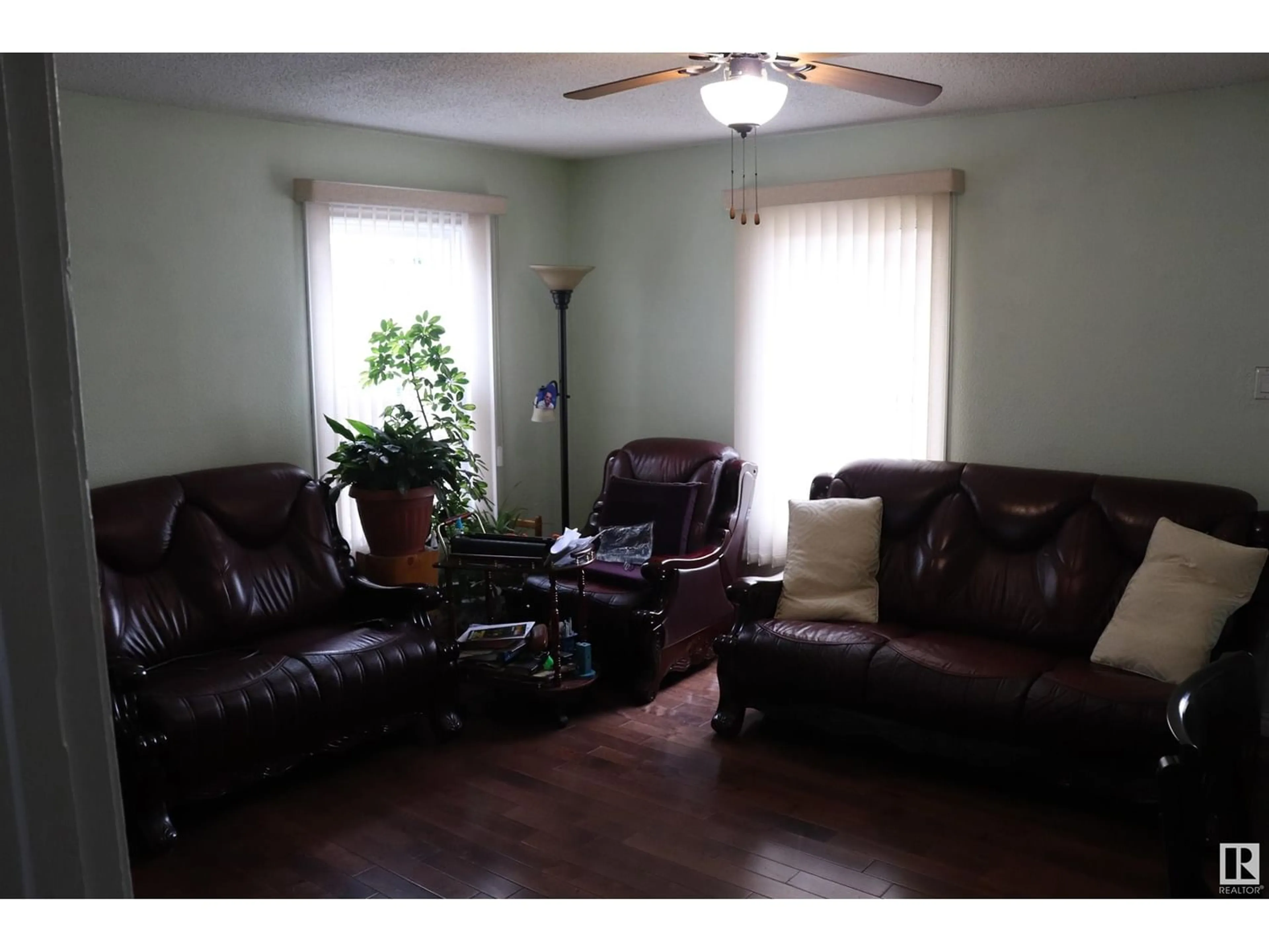 Living room for 11237 89 ST NW NW, Edmonton Alberta T5B3T3