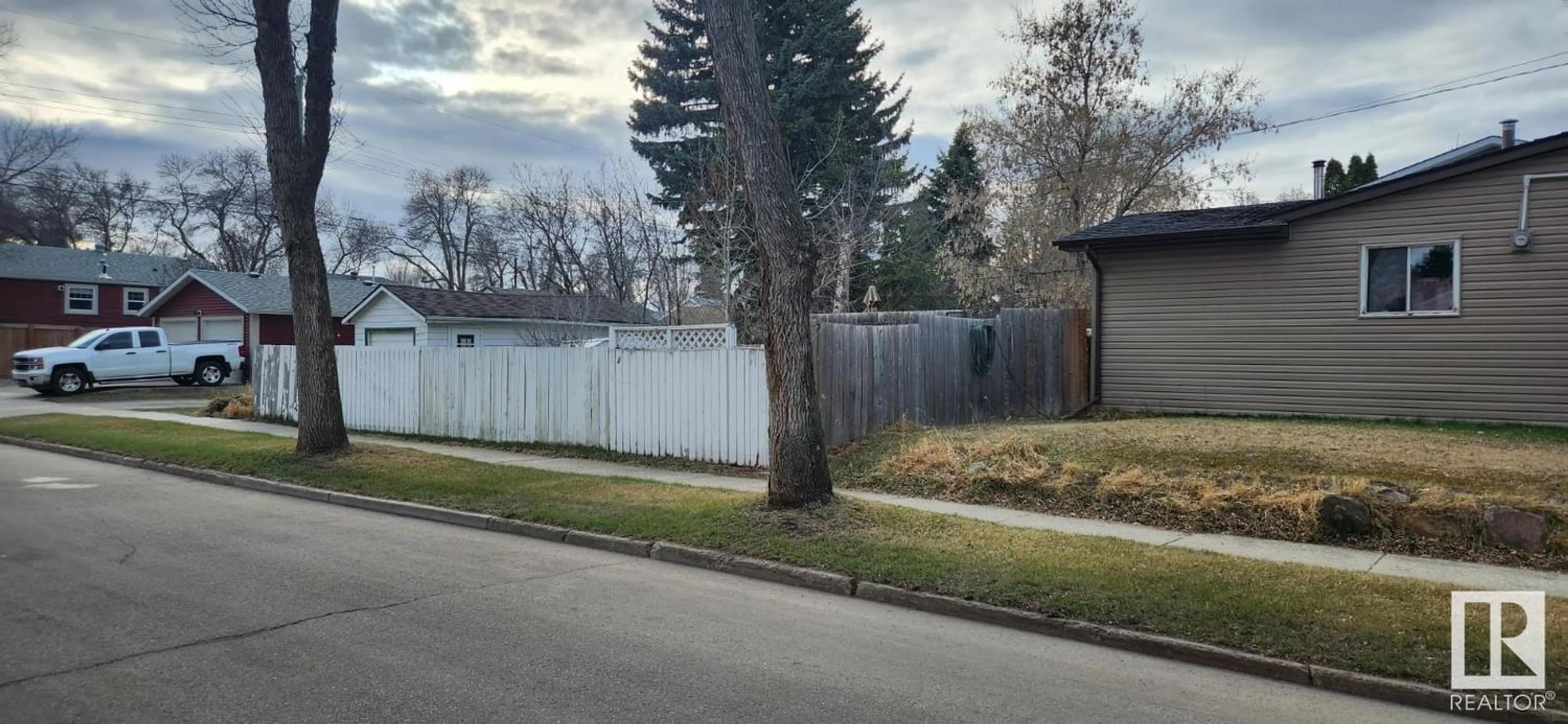Fenced yard for 10102 109 ST, Fort Saskatchewan Alberta T8L2K8