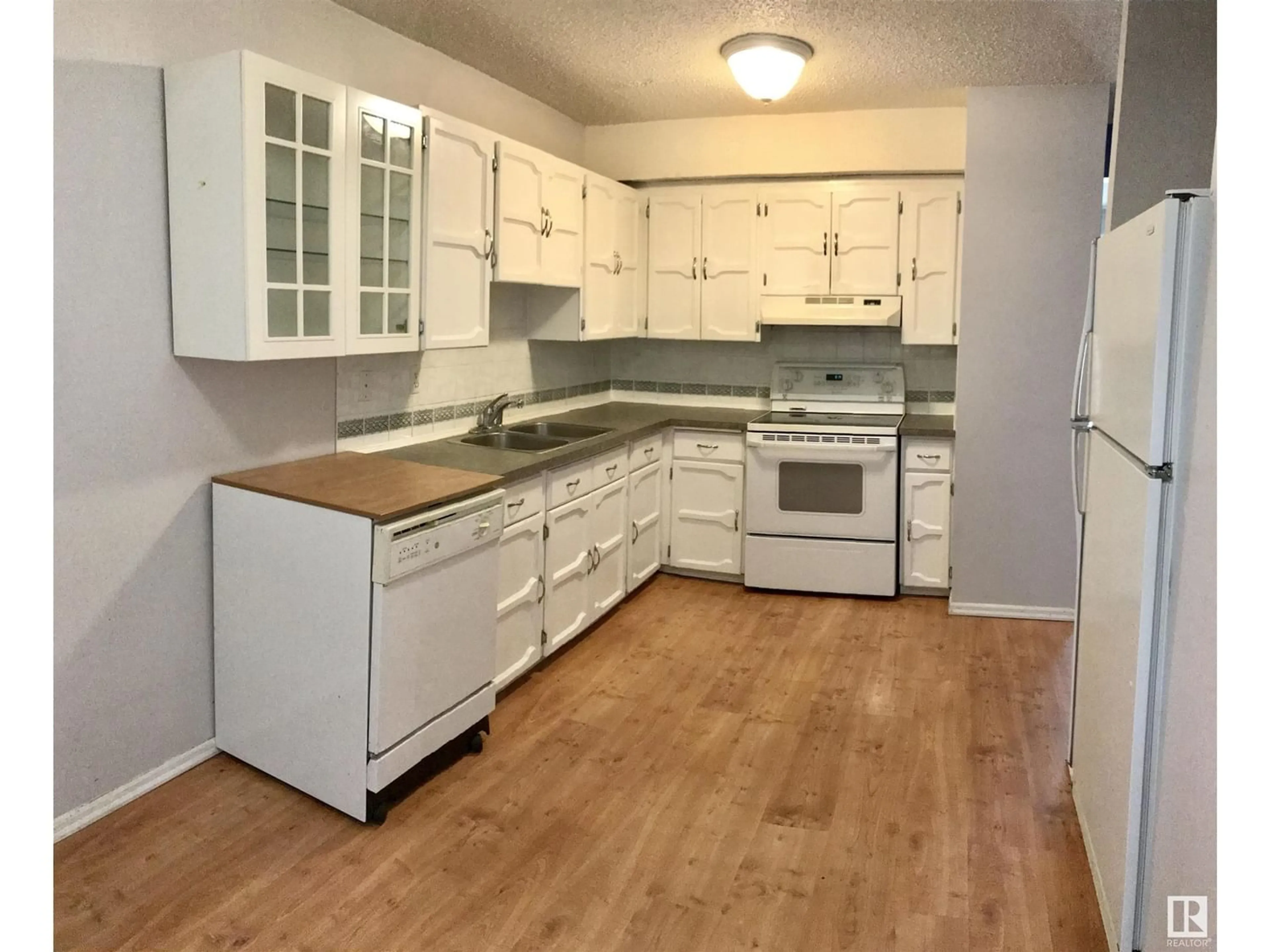 Standard kitchen for 1199 HOOKE RD NW, Edmonton Alberta T5A4A5