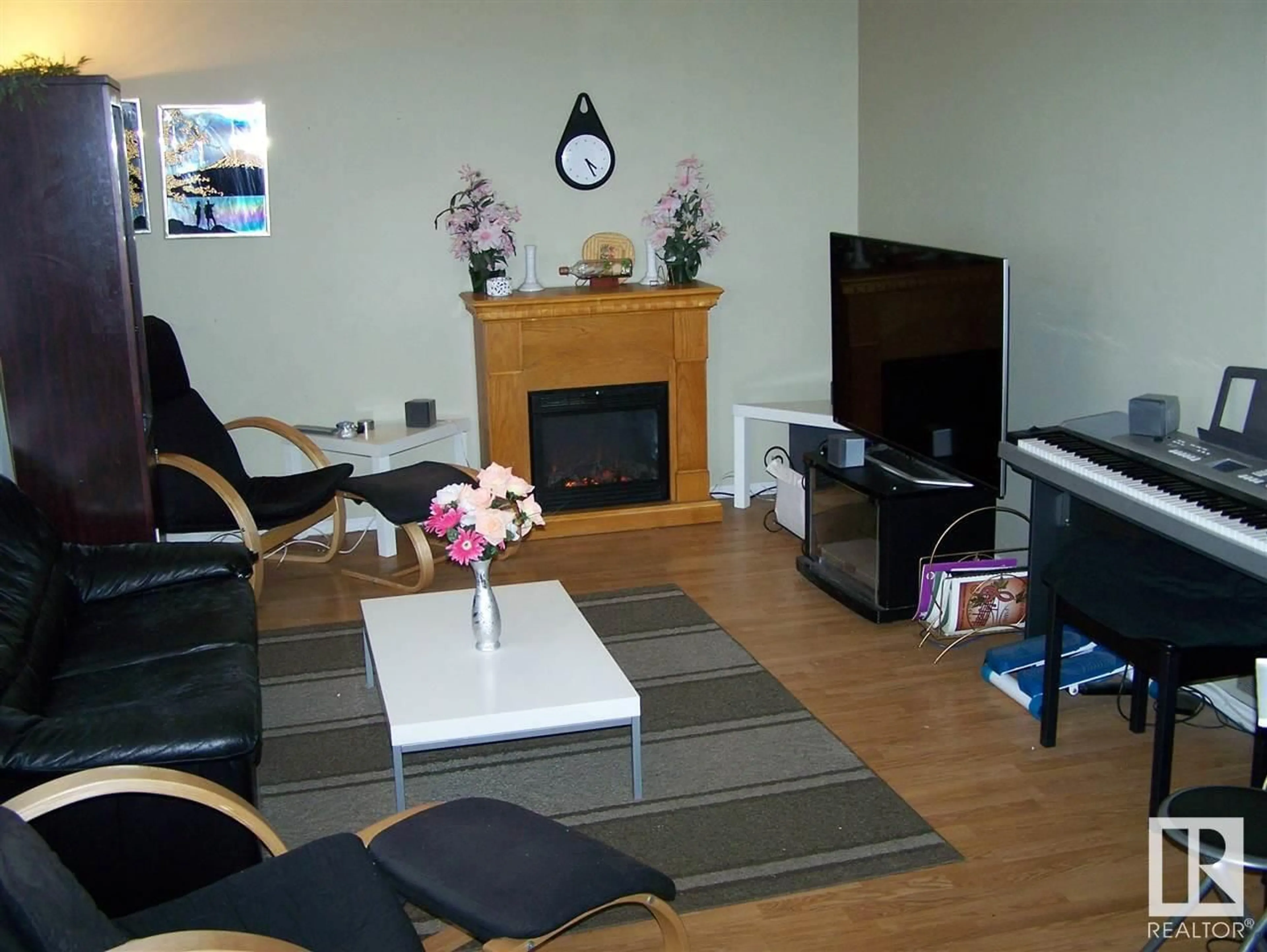 Living room for 10916 165 ST NW, Edmonton Alberta T5P3T7