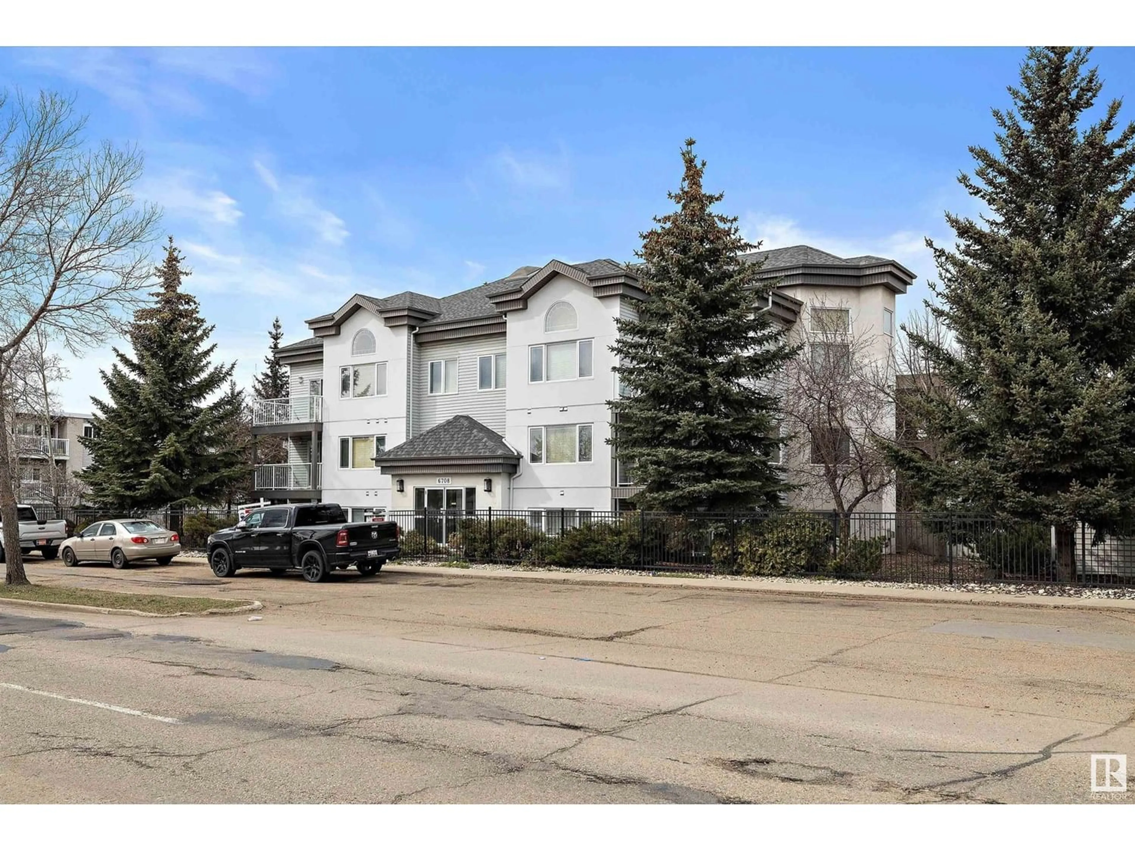 A pic from exterior of the house or condo for #204 6708 90 AV NW, Edmonton Alberta T6B0P2