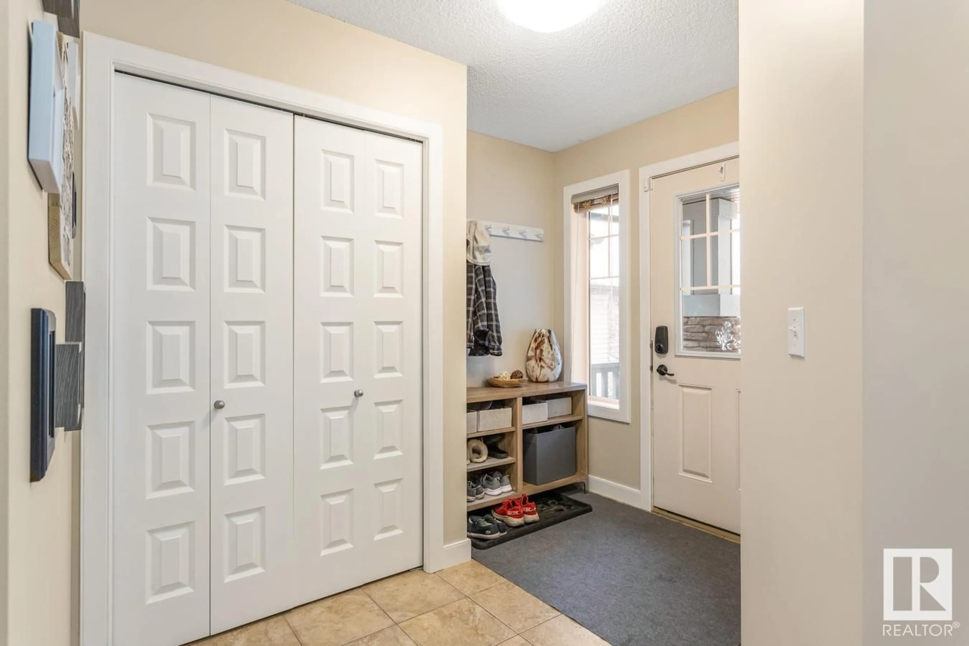 Indoor entryway for 1712 CUNNINGHAM WY SW, Edmonton Alberta T6W0W4