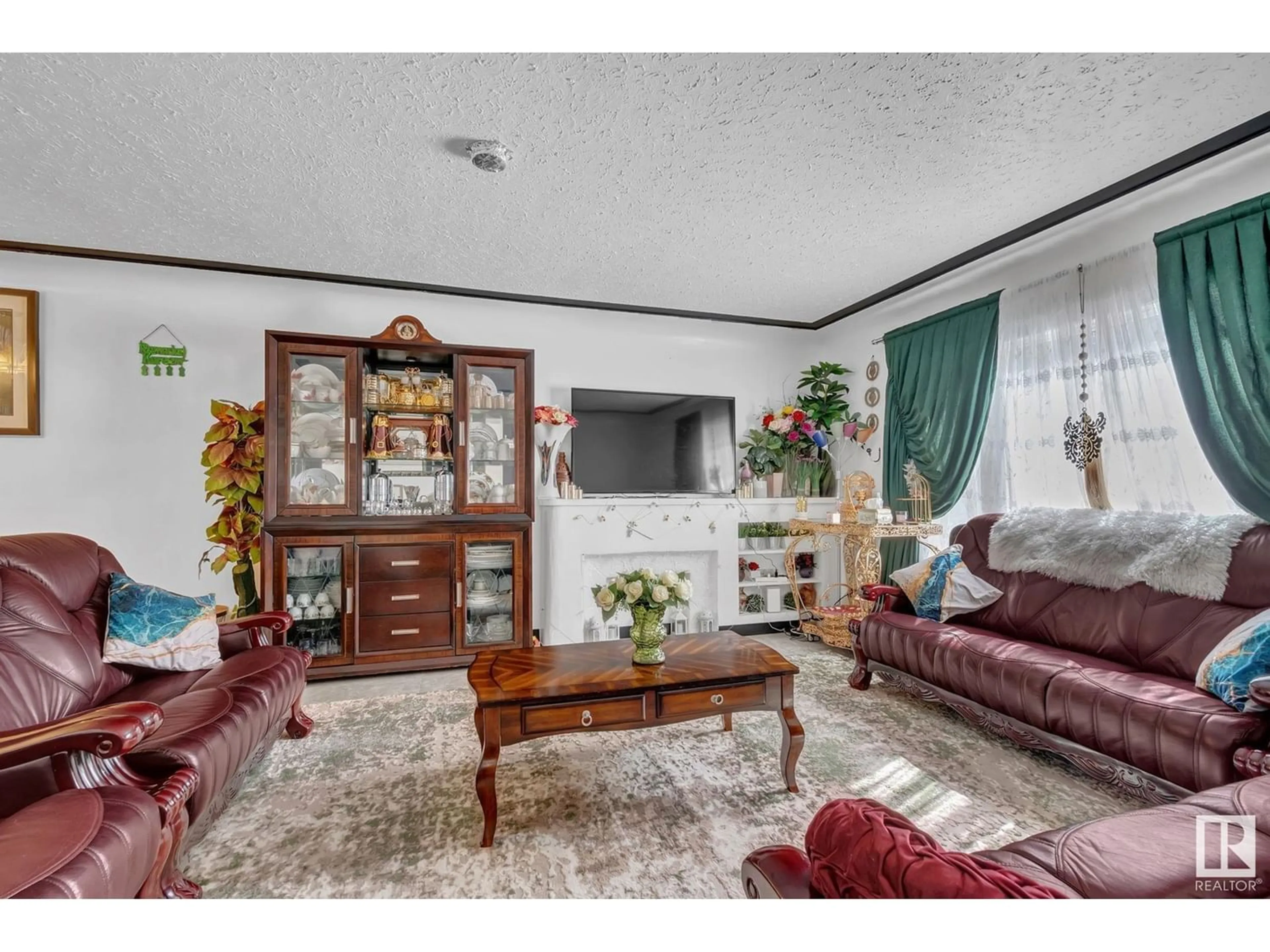 Living room for 11306 109A AV NW, Edmonton Alberta T5H1G8