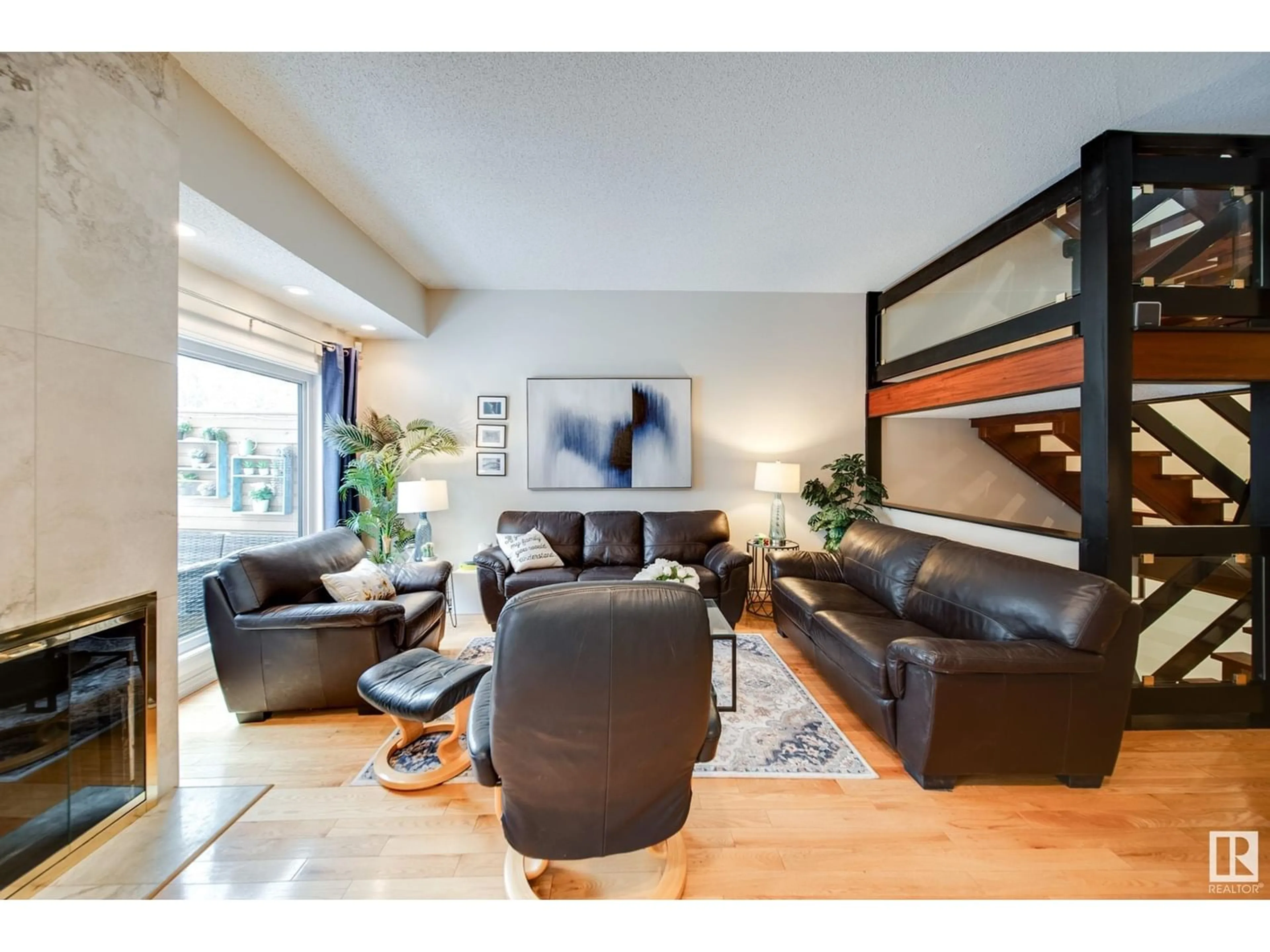 Living room for 143 WOLF WILLOW CR NW, Edmonton Alberta T5T1T1
