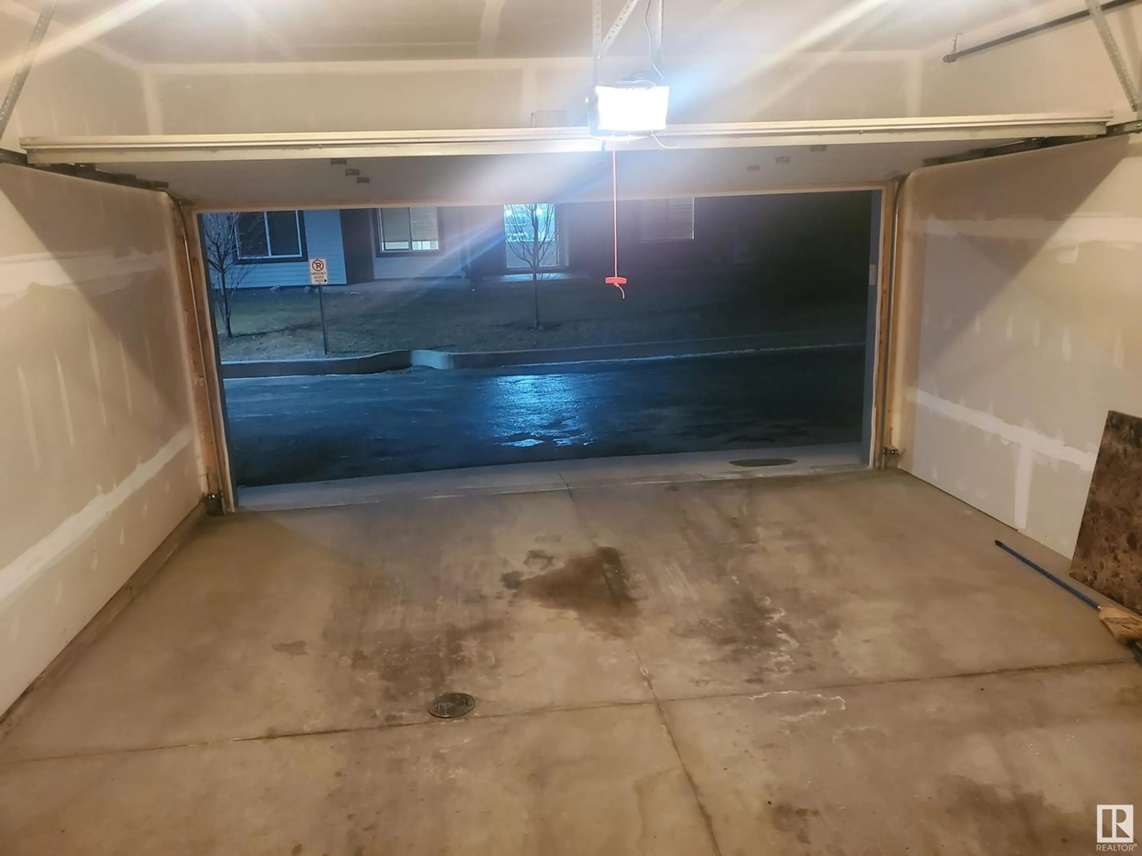 Indoor garage for 3330 15A AV NW, Edmonton Alberta T6T0Y1