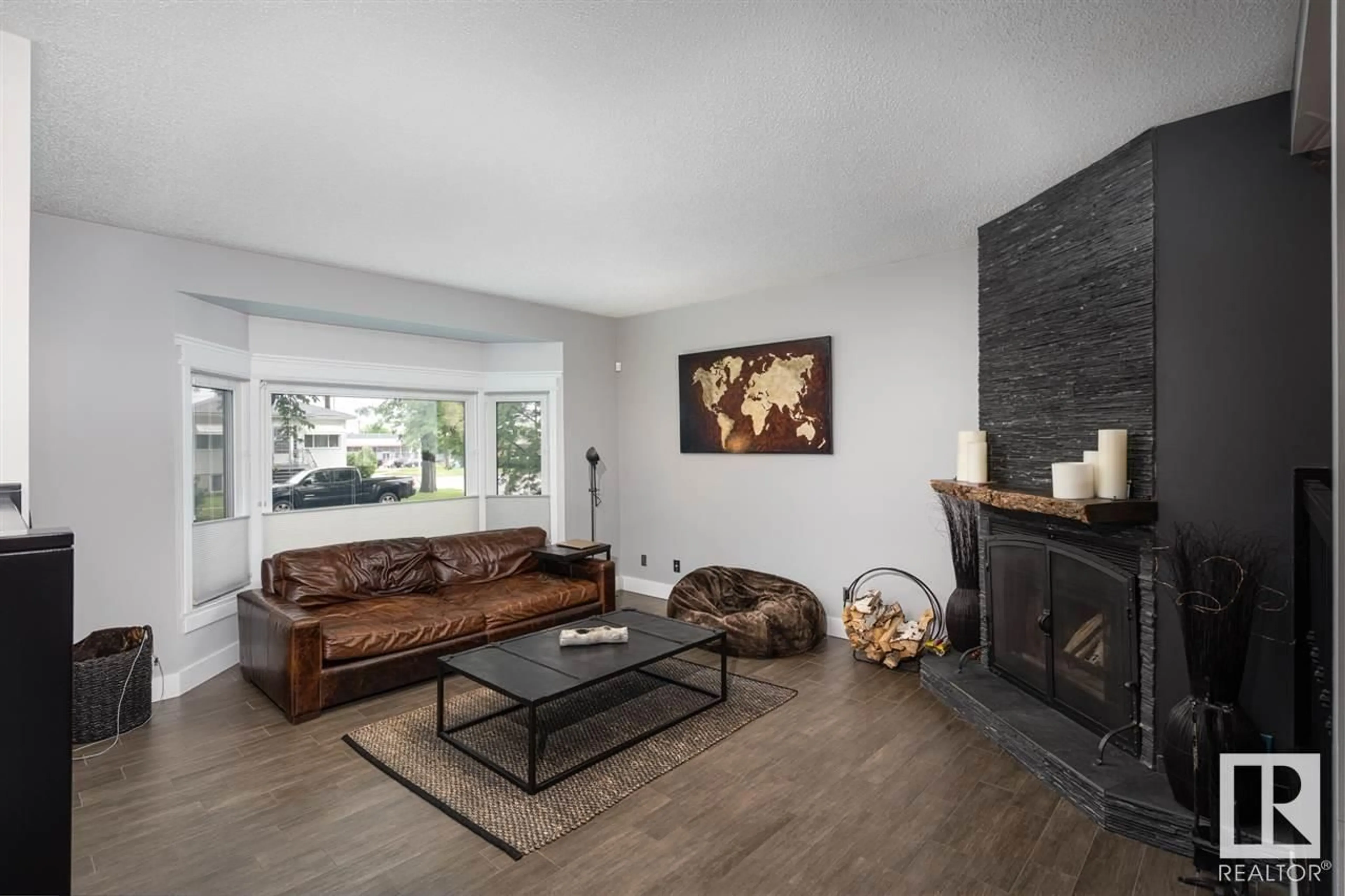 Living room for 9605 81 AV NW, Edmonton Alberta T6C0X6