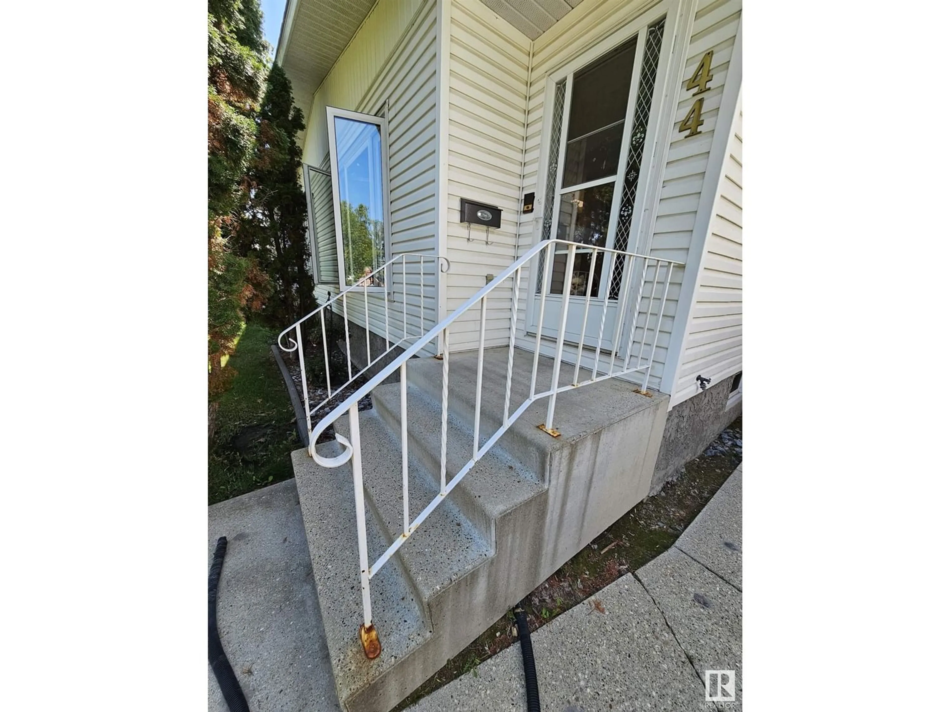 Stairs for 10244 152 ST NW, Edmonton Alberta T5P1Y2