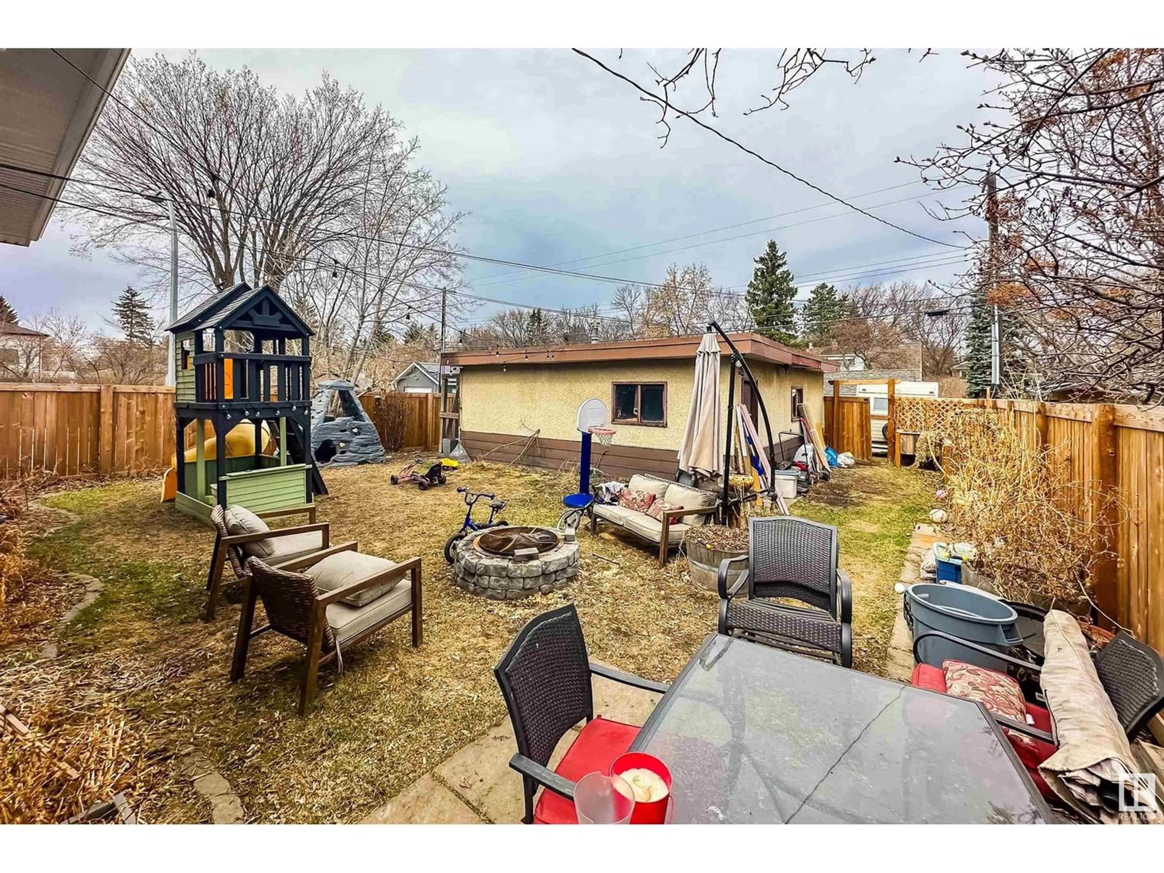 Patio for 10992 72 AV NW, Edmonton Alberta T6G0A9