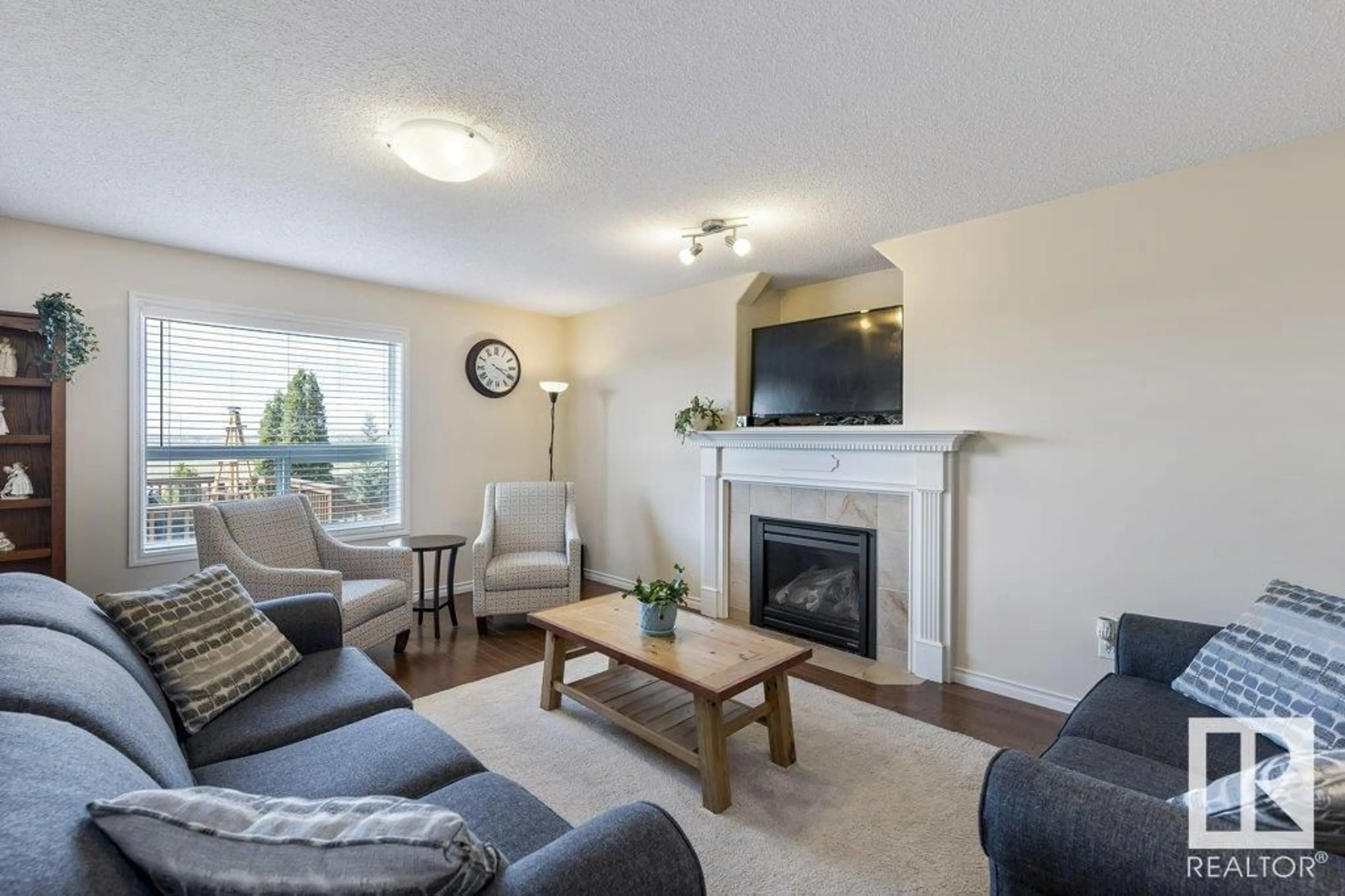 Living room for 86 NAPOLEON CR, St. Albert Alberta T8N3L6