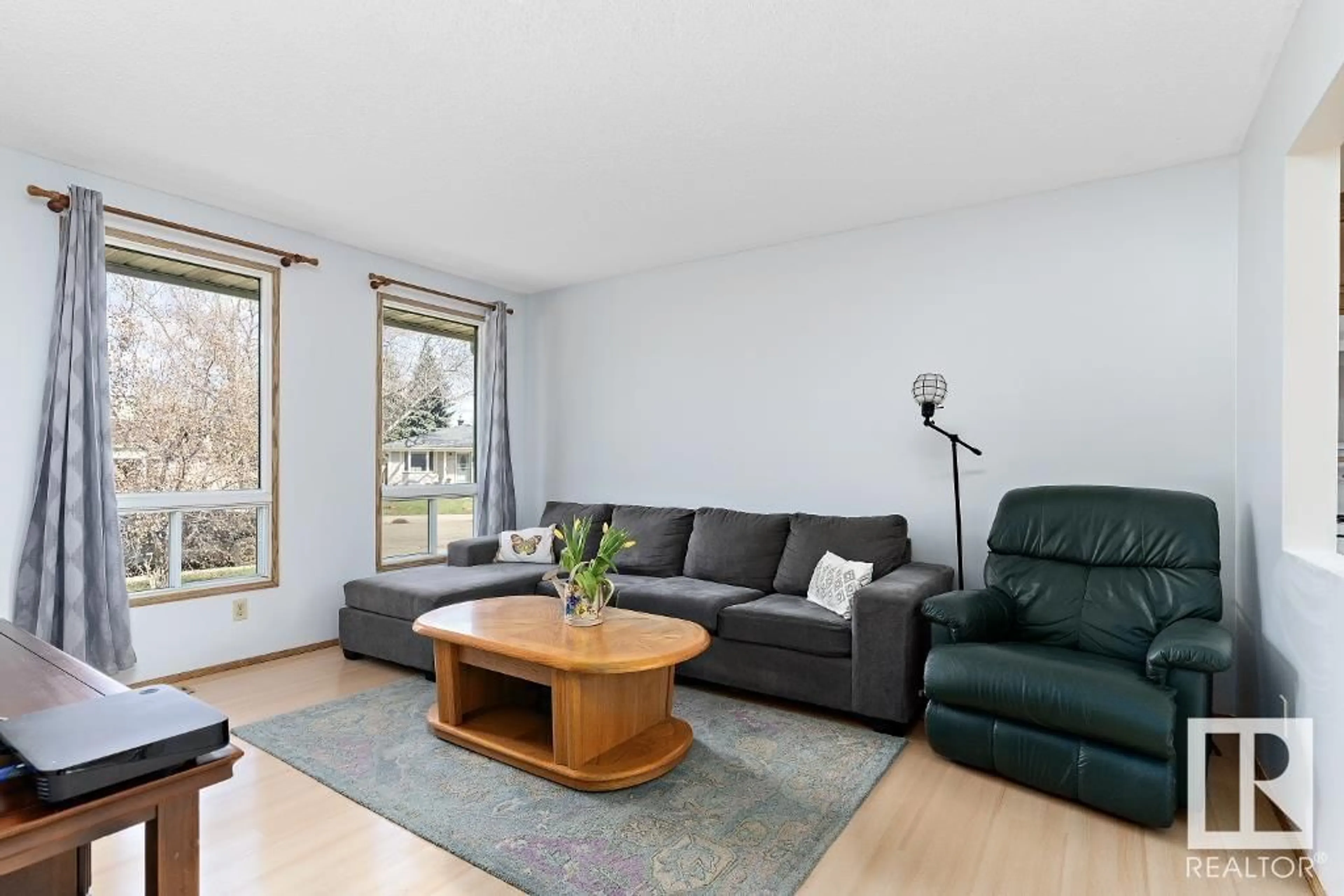 Living room for 6009 37A AV NW, Edmonton Alberta T6L1S9