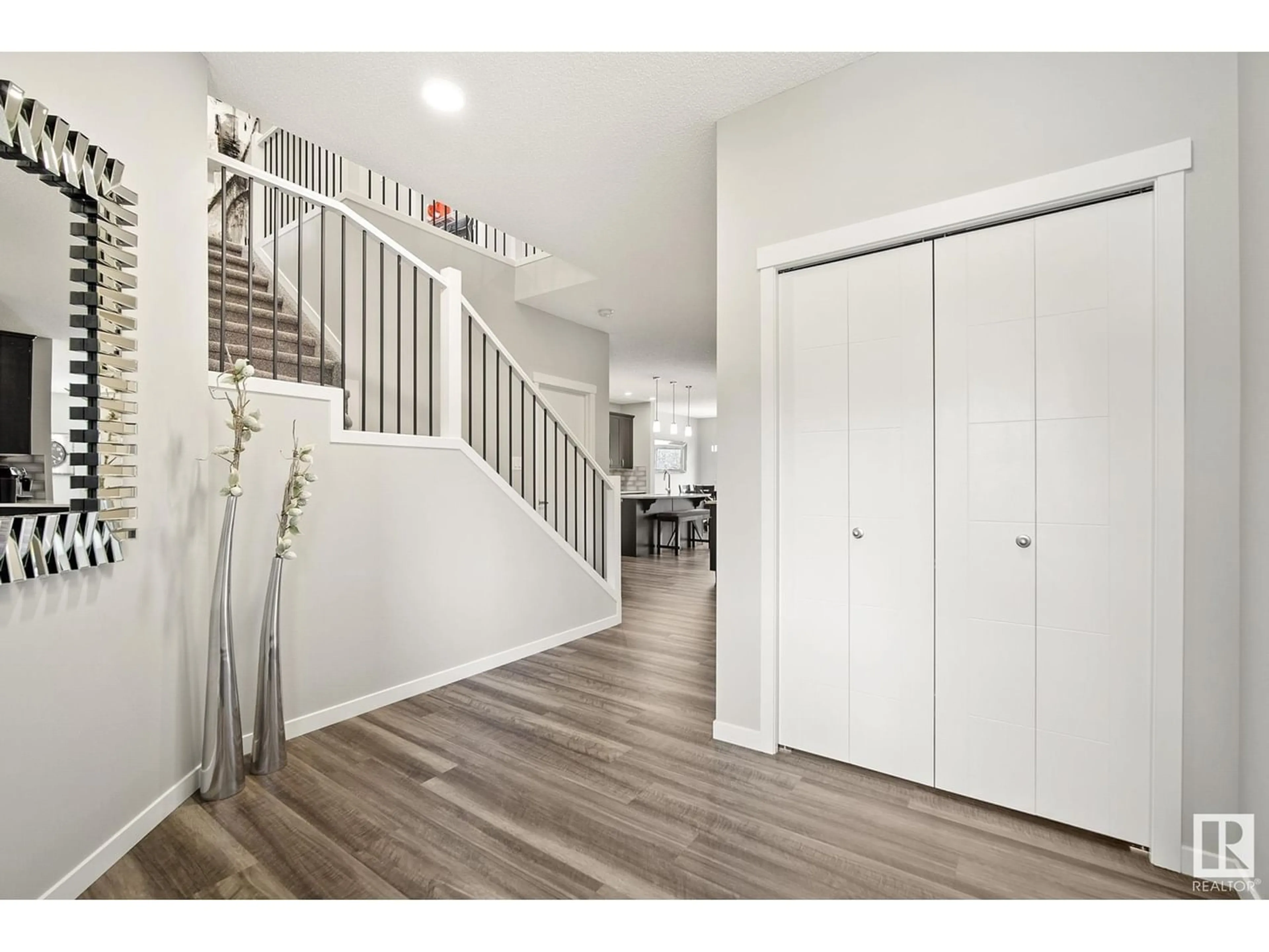 Indoor entryway for 717 KINGLET BV NW, Edmonton Alberta T5S0N8