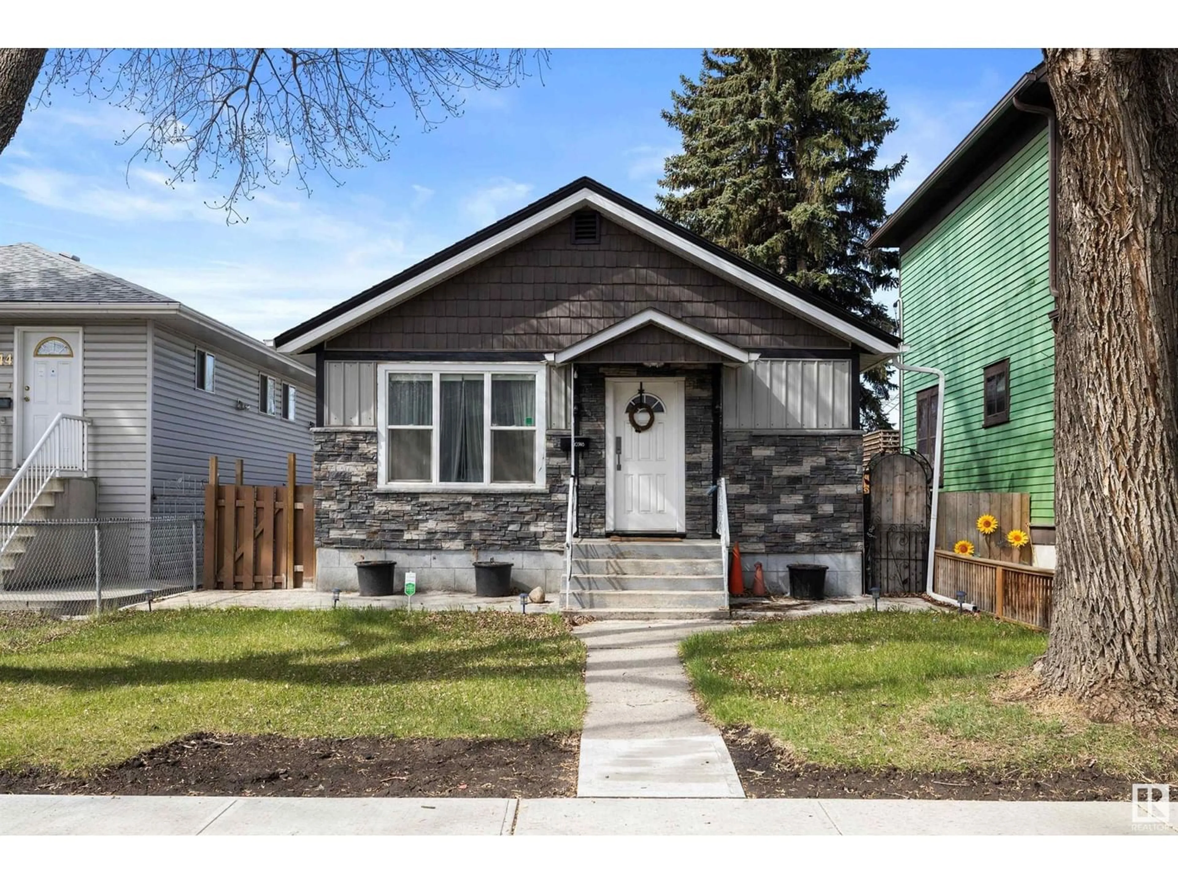 Frontside or backside of a home for 10746 93 ST NW, Edmonton Alberta T5H1Y5