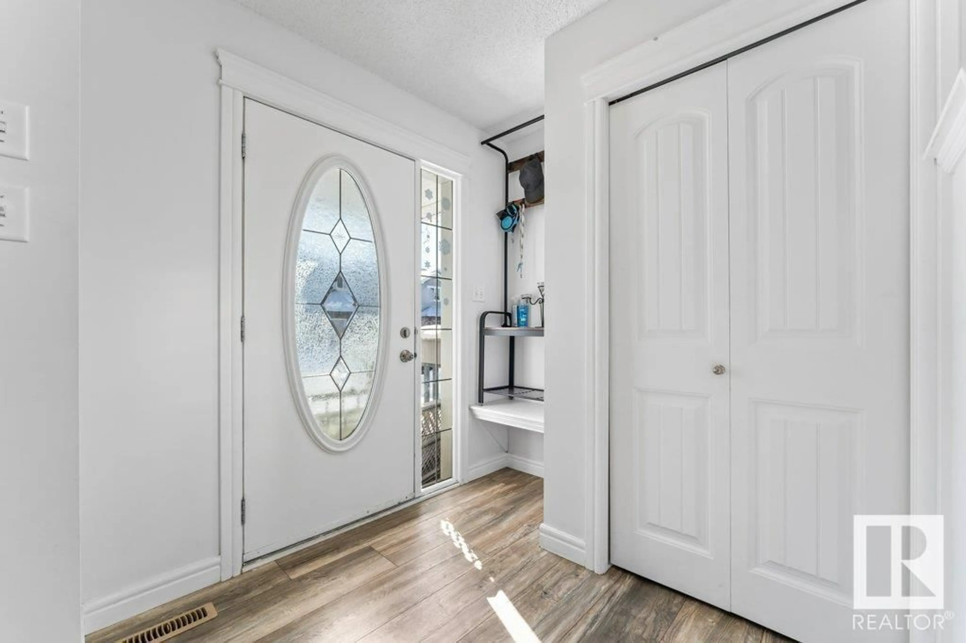 Indoor entryway for 24 VIRGINIA LO, Spruce Grove Alberta T7X0B8