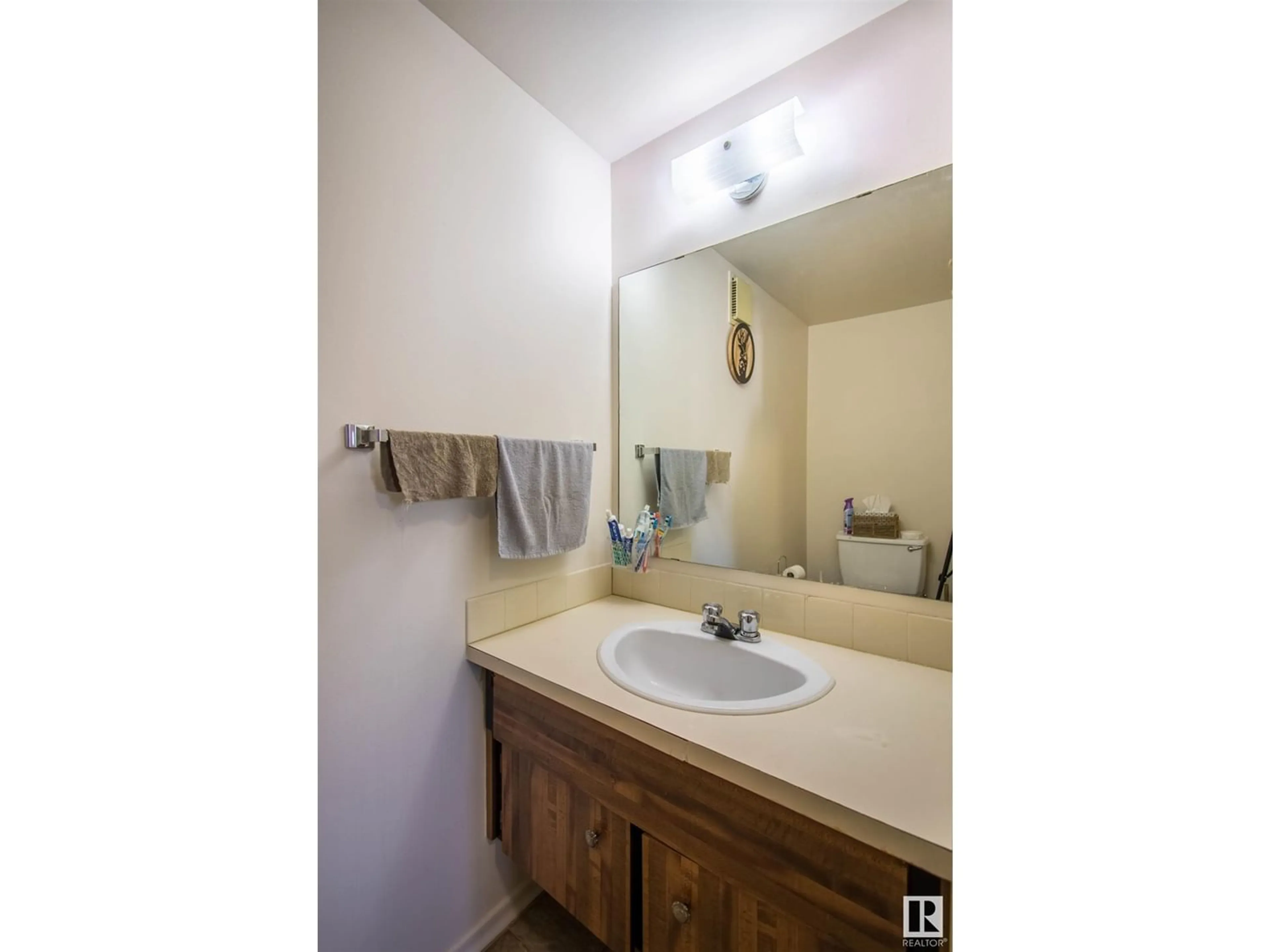 Standard bathroom for #402 18204 93 AV NW, Edmonton Alberta T5T1V2