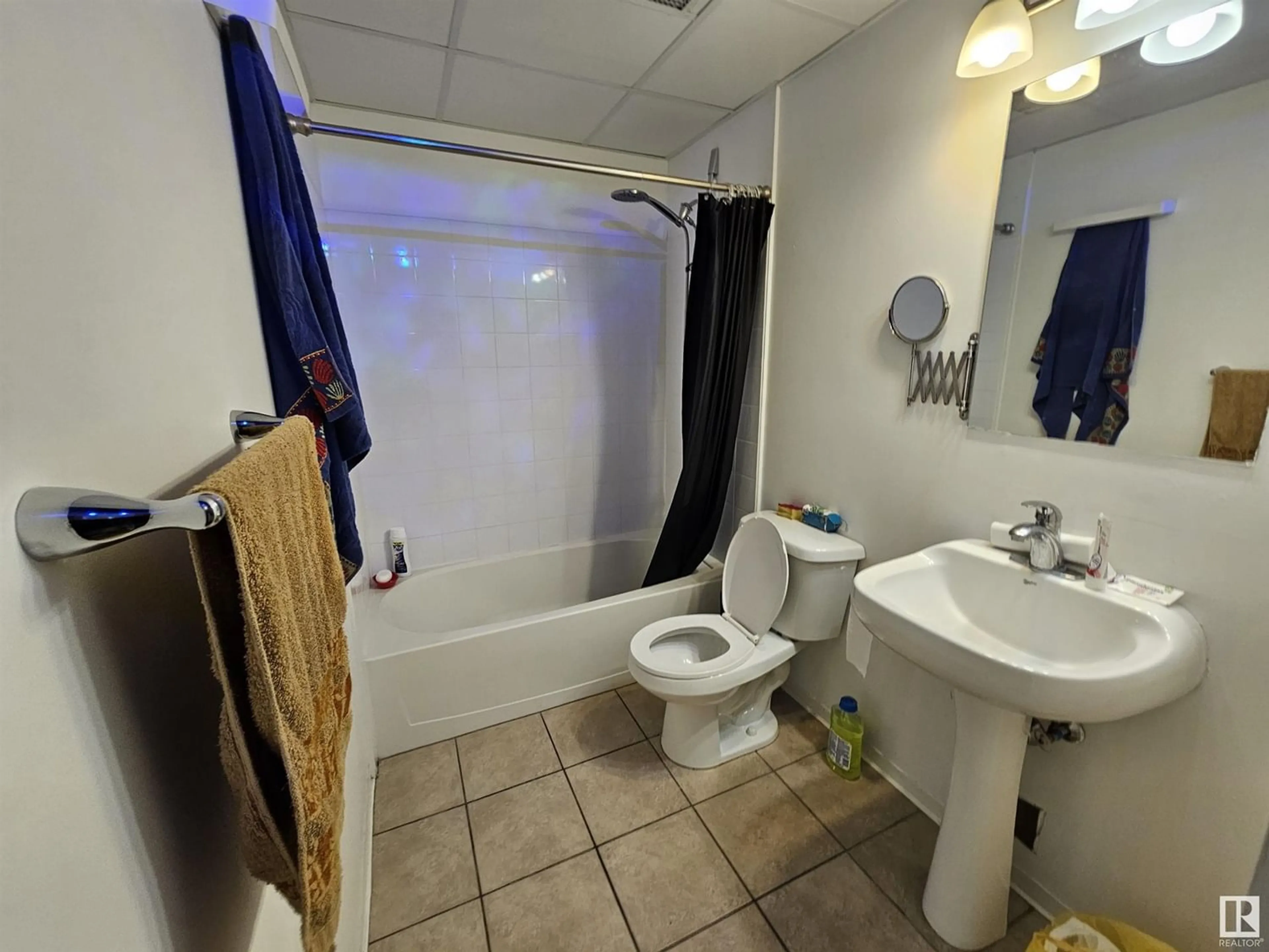 Standard bathroom for #1608 10024 JASPER AV NW, Edmonton Alberta T5J1R9