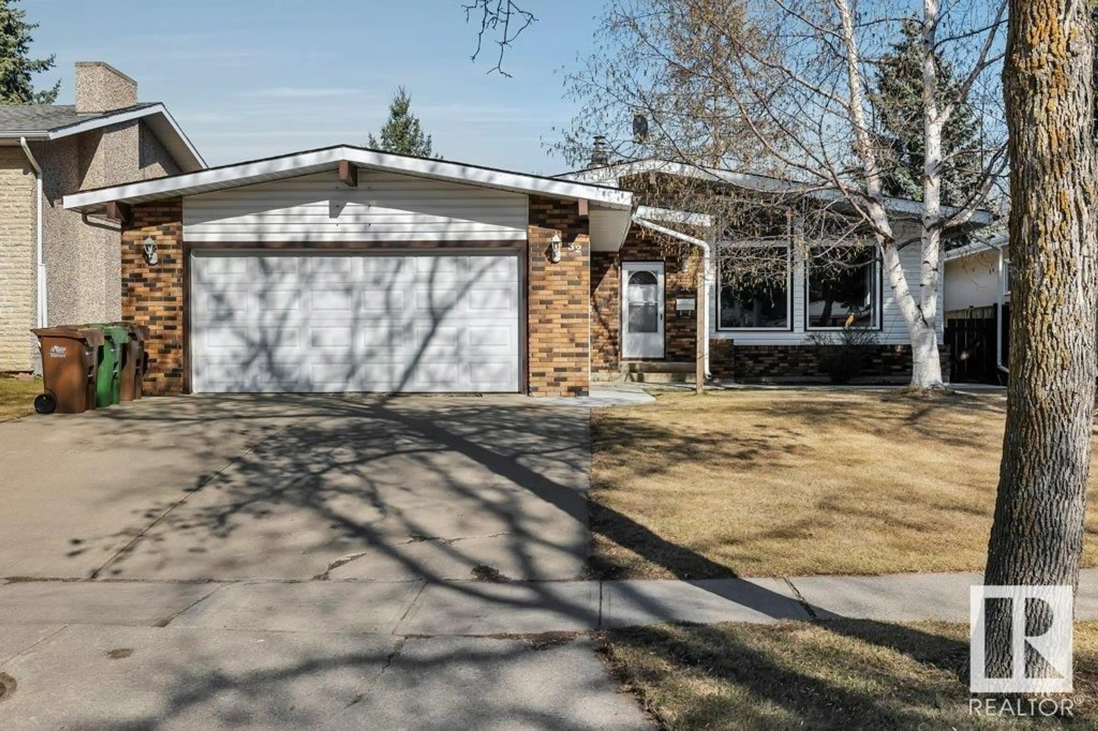 Frontside or backside of a home for 32 Flagstone CR, St. Albert Alberta T8N1R3