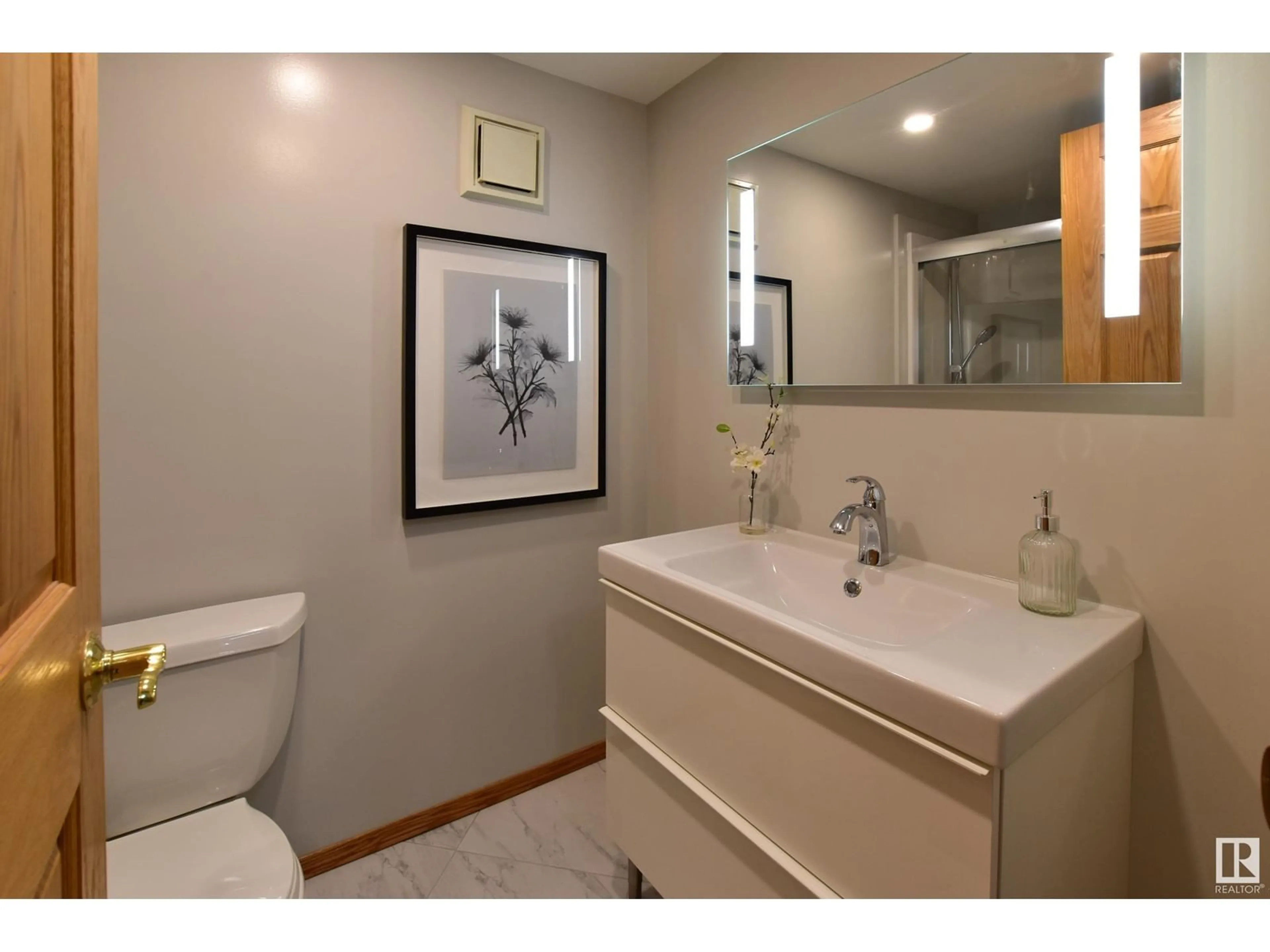 Standard bathroom for #1 10160 119 ST NW, Edmonton Alberta T5K1Y9