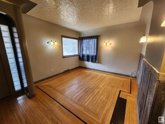 W - 125 1ST ST, Derwent 4