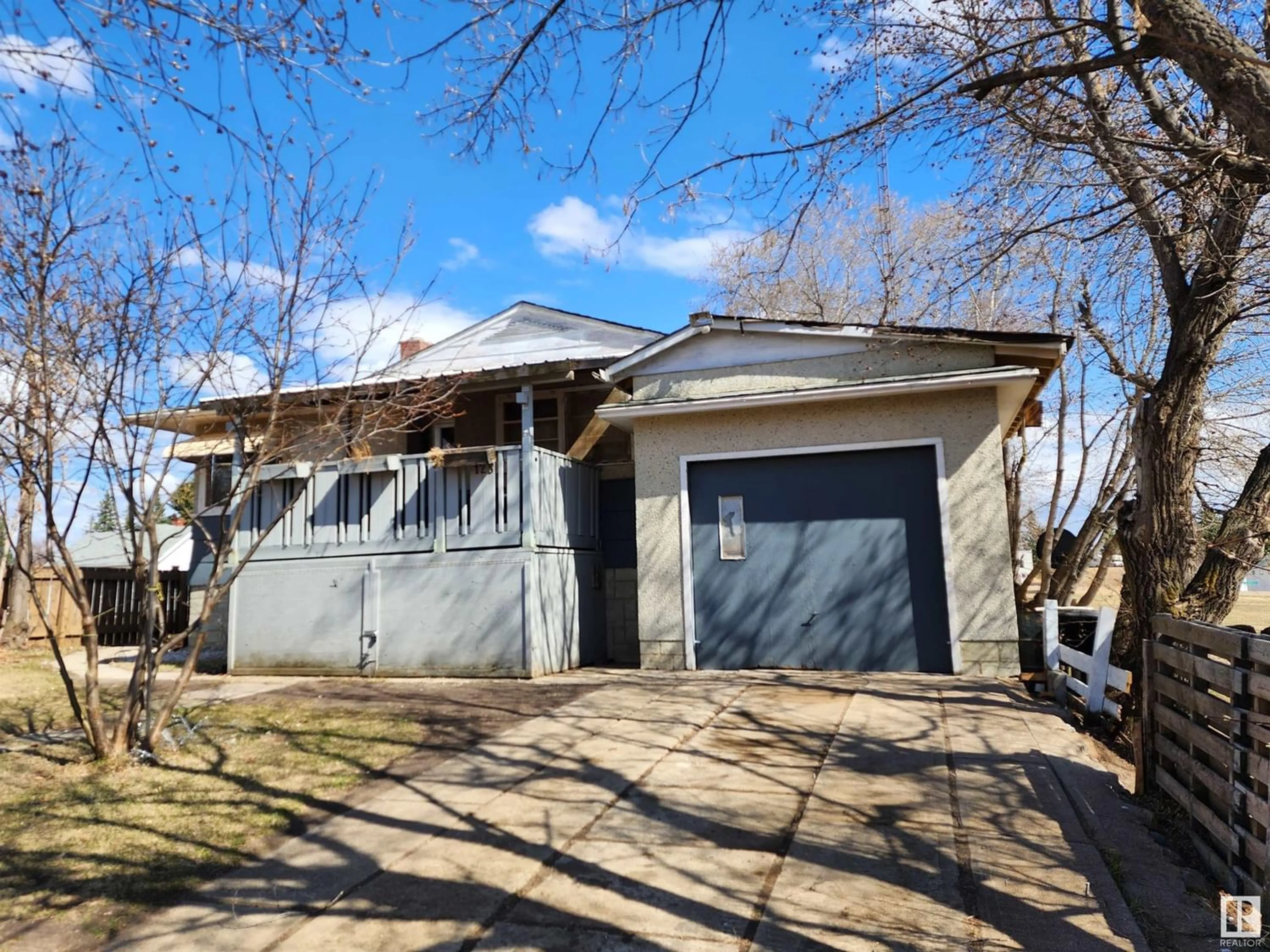 Frontside or backside of a home for 125 1st ST W, Derwent Alberta T0B1C0
