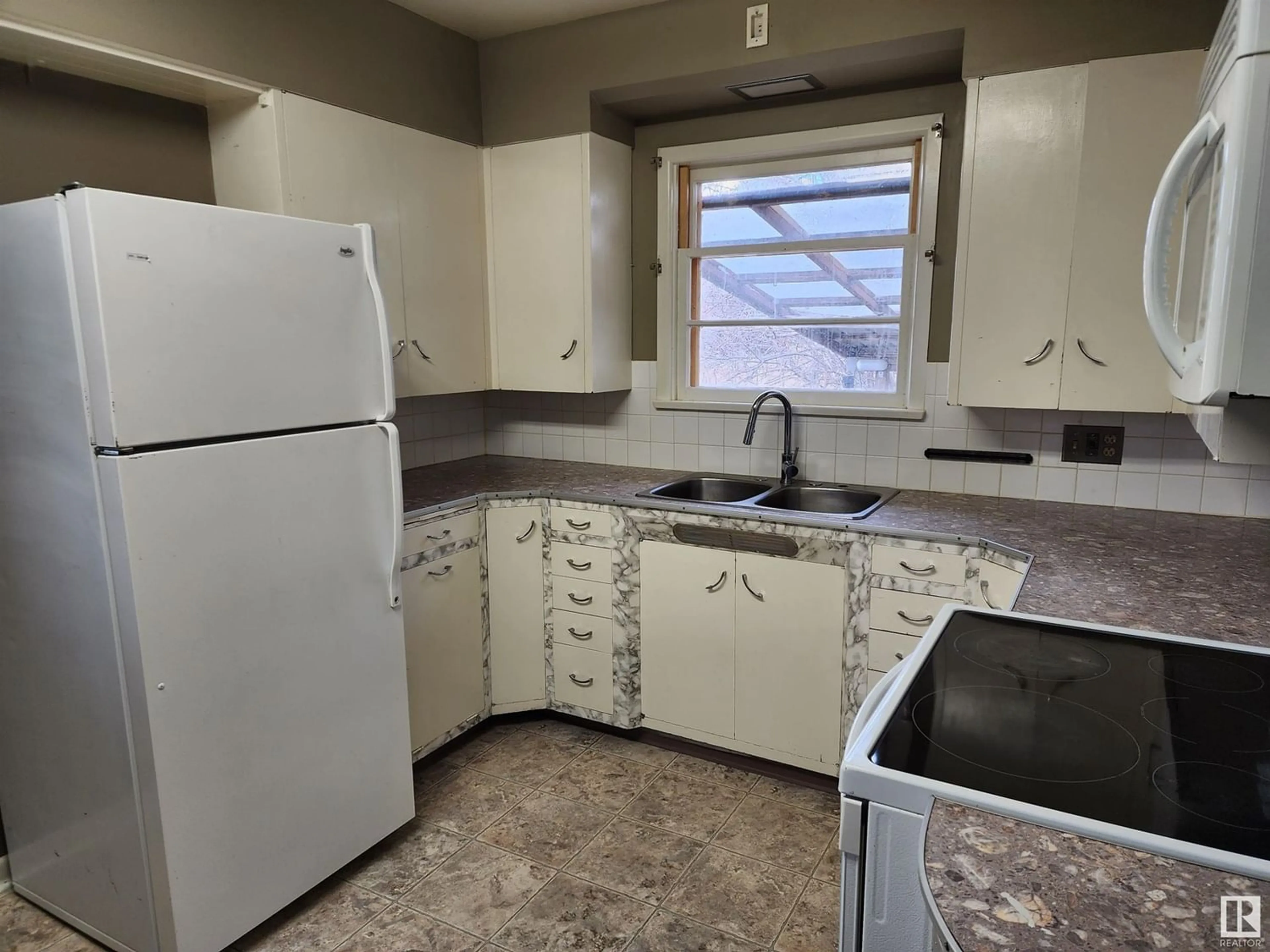 Standard kitchen, unknown floor, cottage for 125 1st ST W, Derwent Alberta T0B1C0