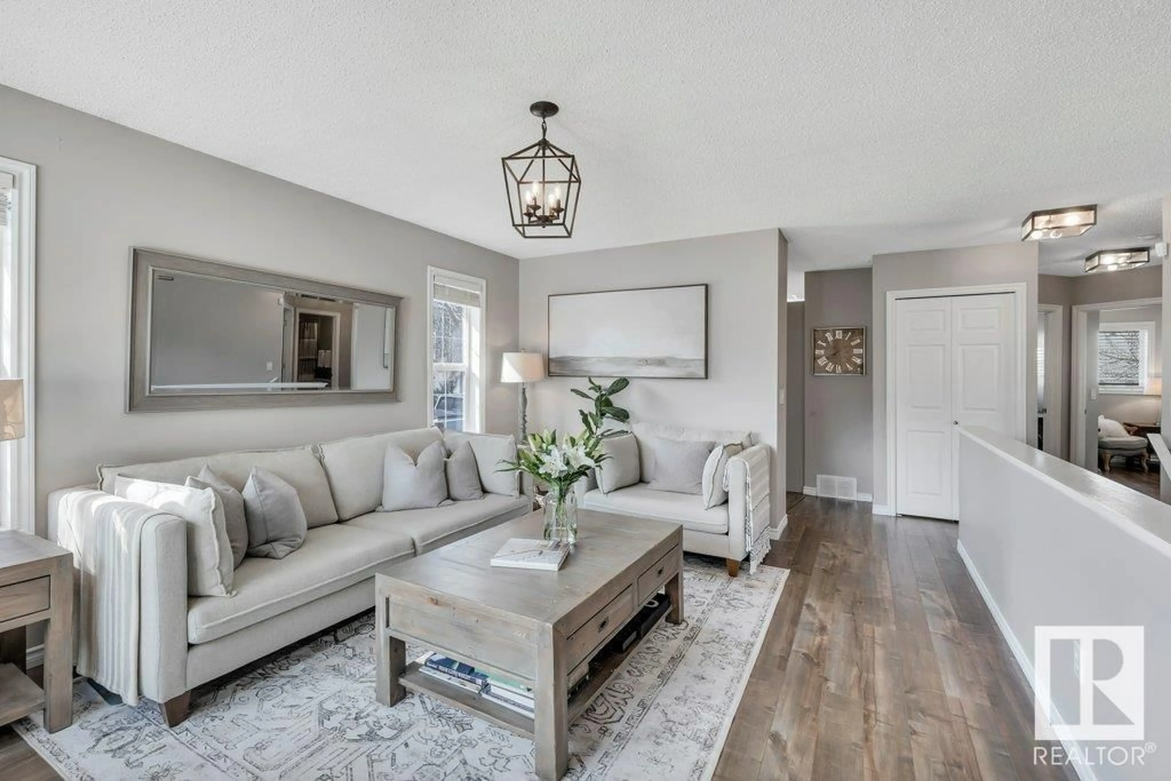 Living room for 20156 46 AV NW, Edmonton Alberta T6M2Y1