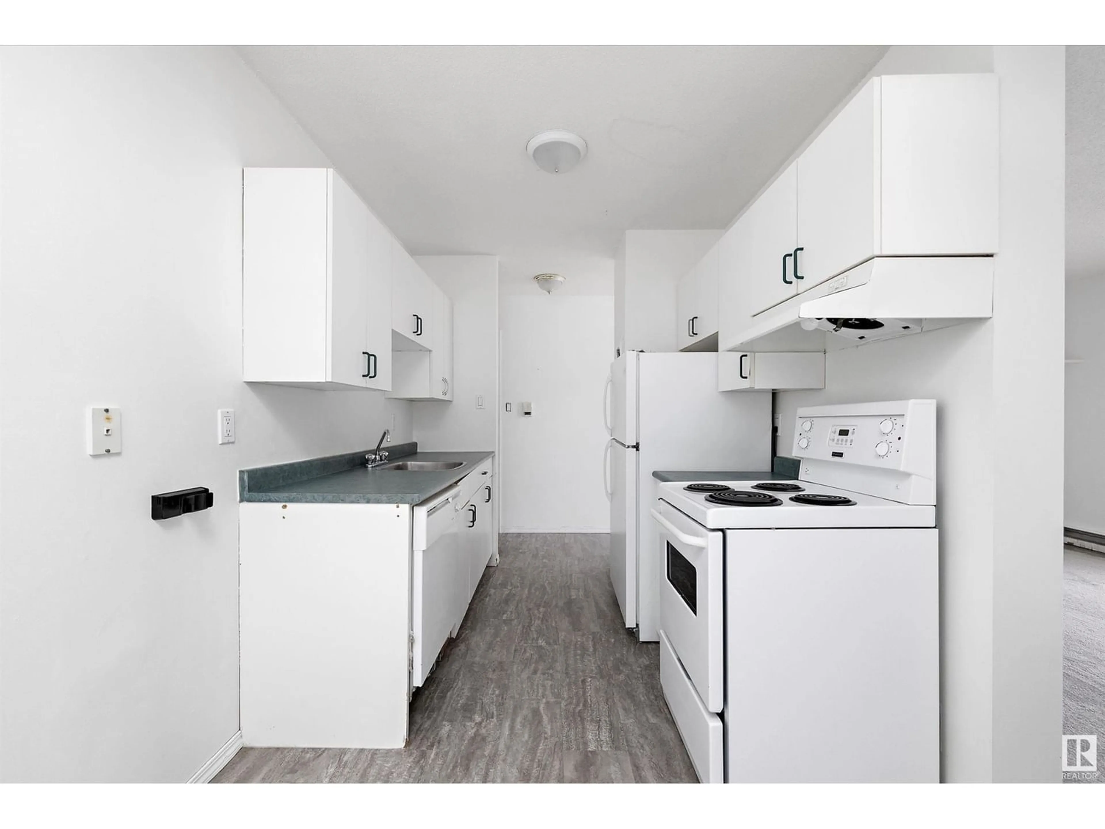Standard kitchen for #206 9120 106 AV NW, Edmonton Alberta T5H0M9