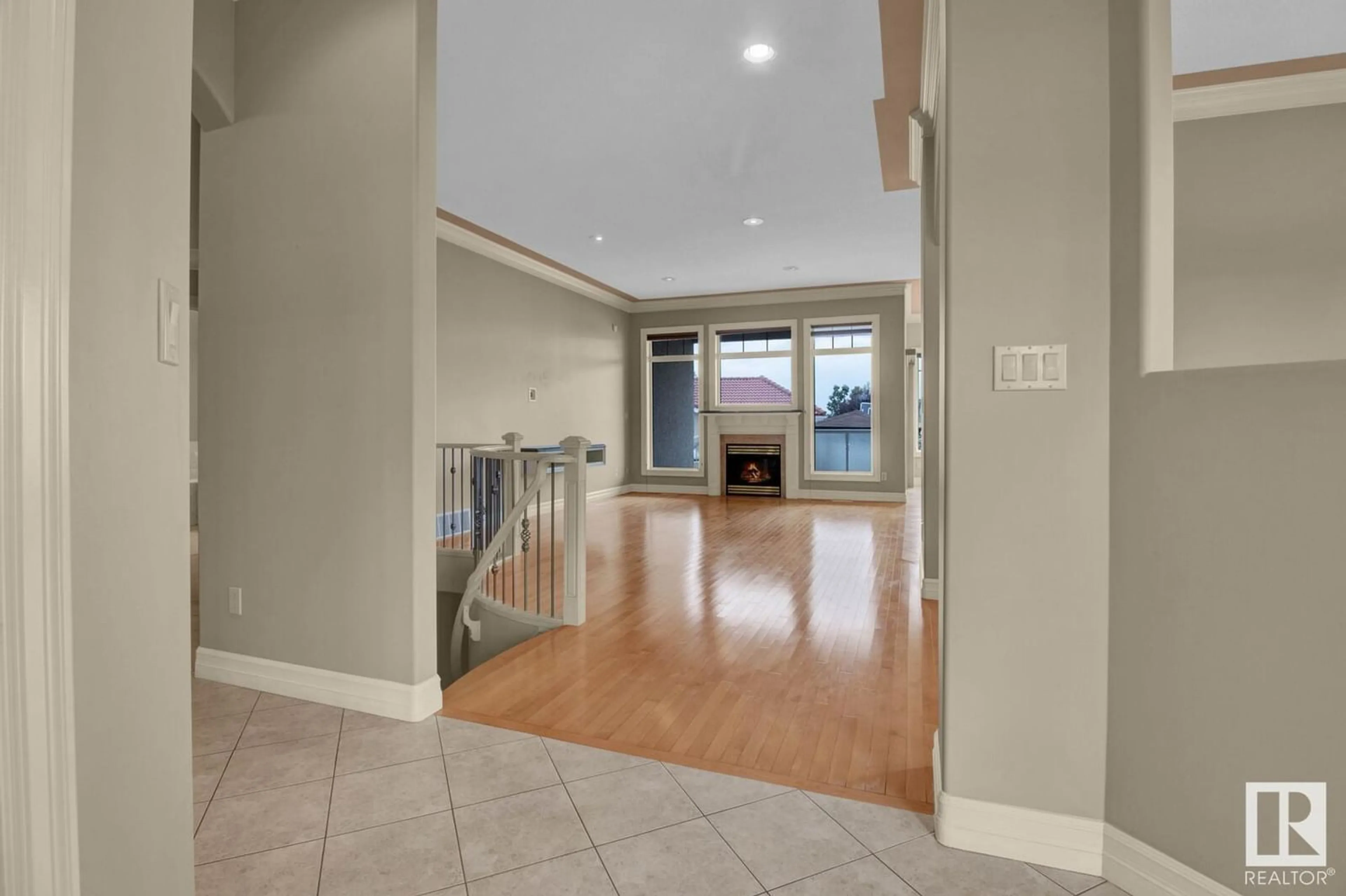 Indoor foyer for 7449 162 AV NW, Edmonton Alberta T5Z3S7