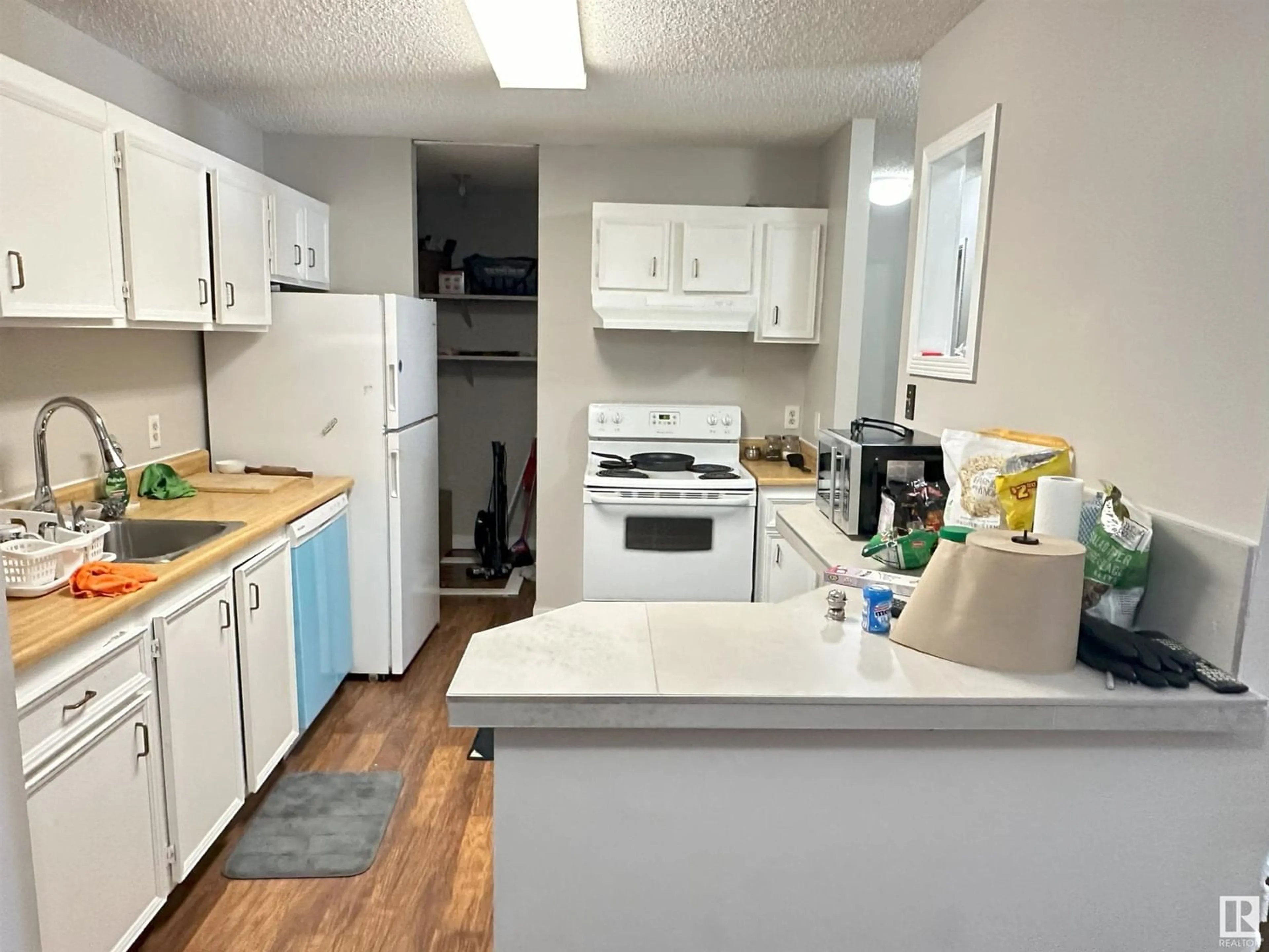 Standard kitchen for 11108 18 AV NW, Edmonton Alberta T6J4T7