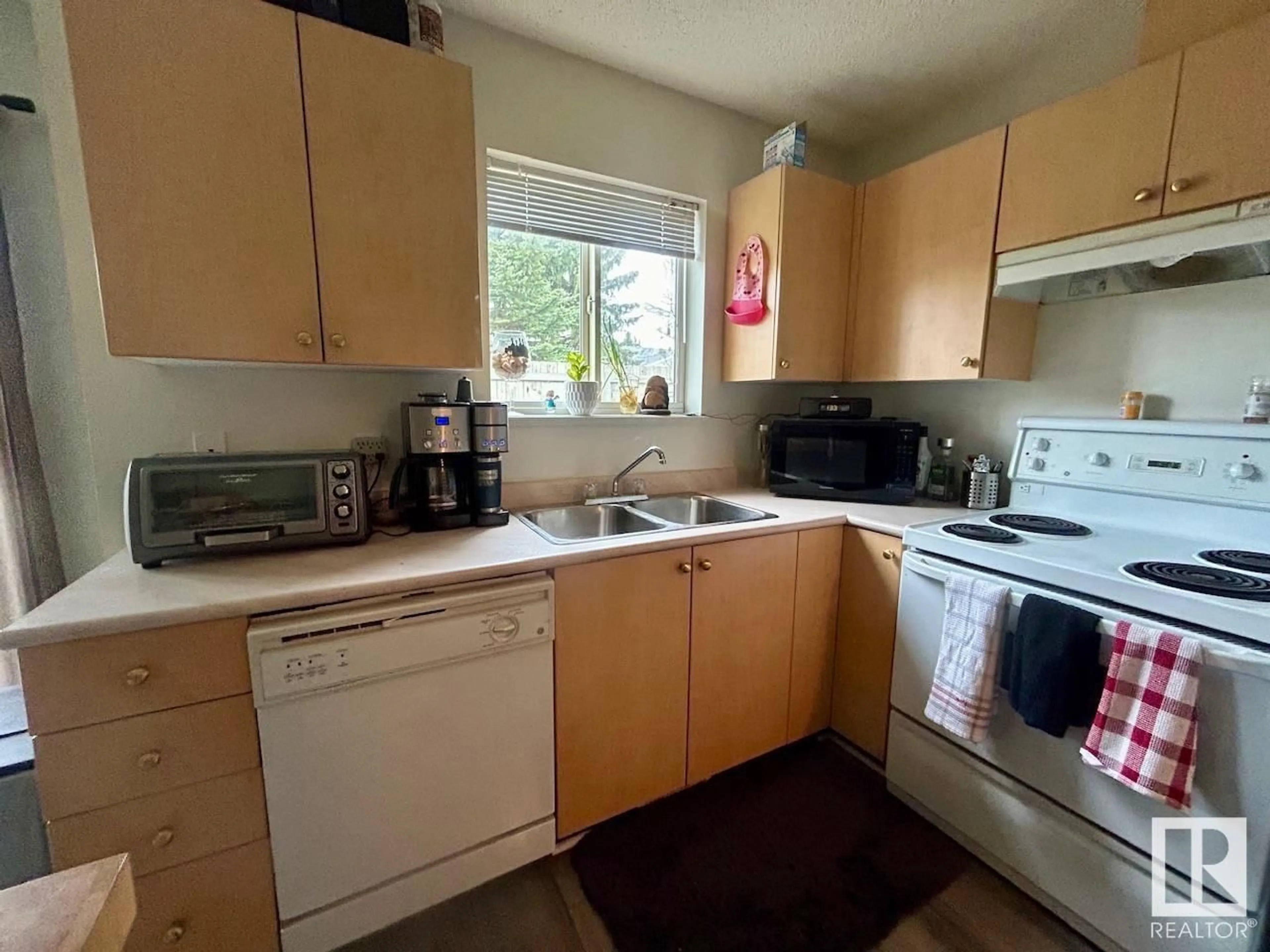 Standard kitchen for #906 610 KING ST, Spruce Grove Alberta T7X4J9