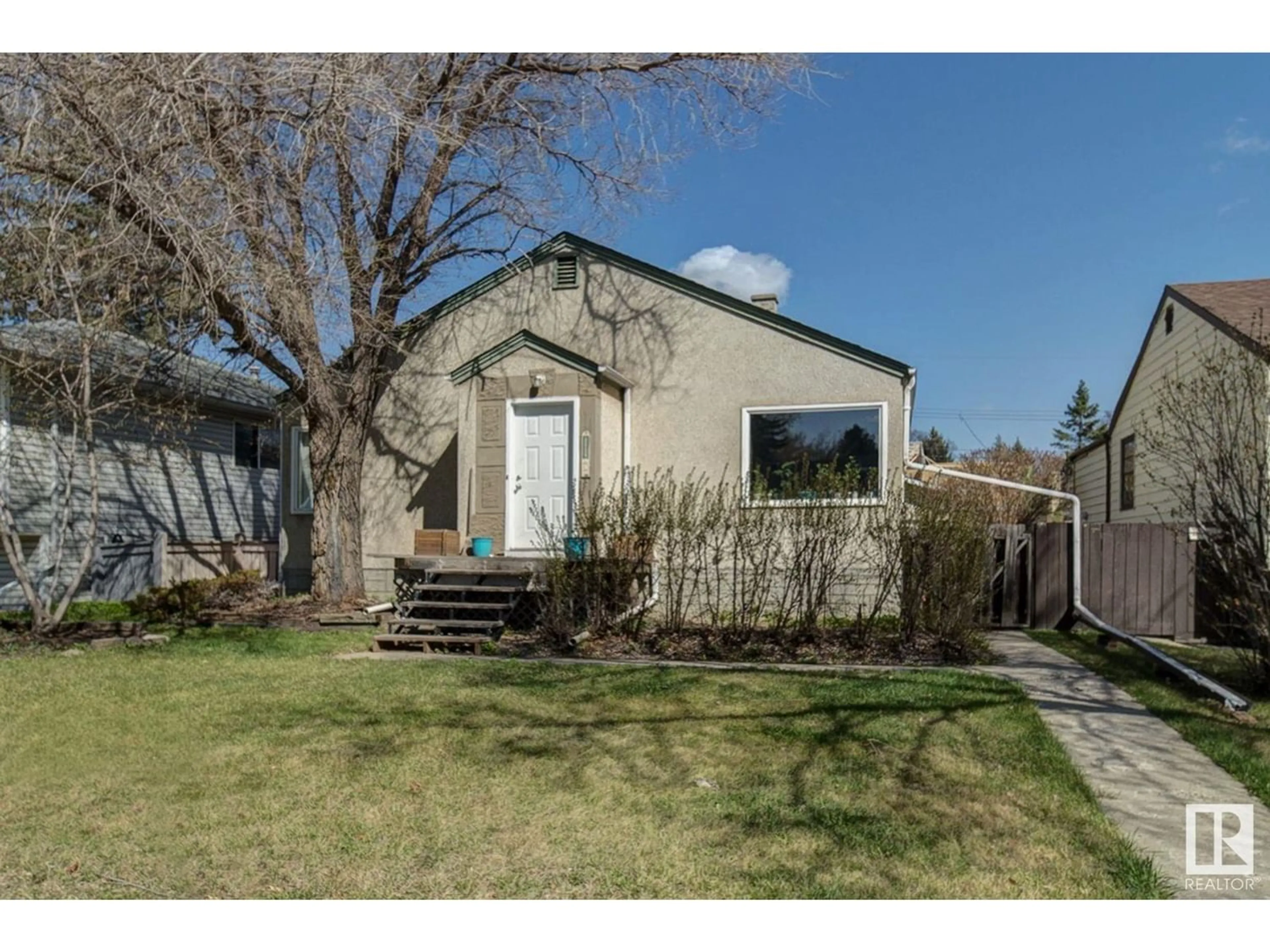Frontside or backside of a home for 11234 72 AV NW, Edmonton Alberta T6G0B5