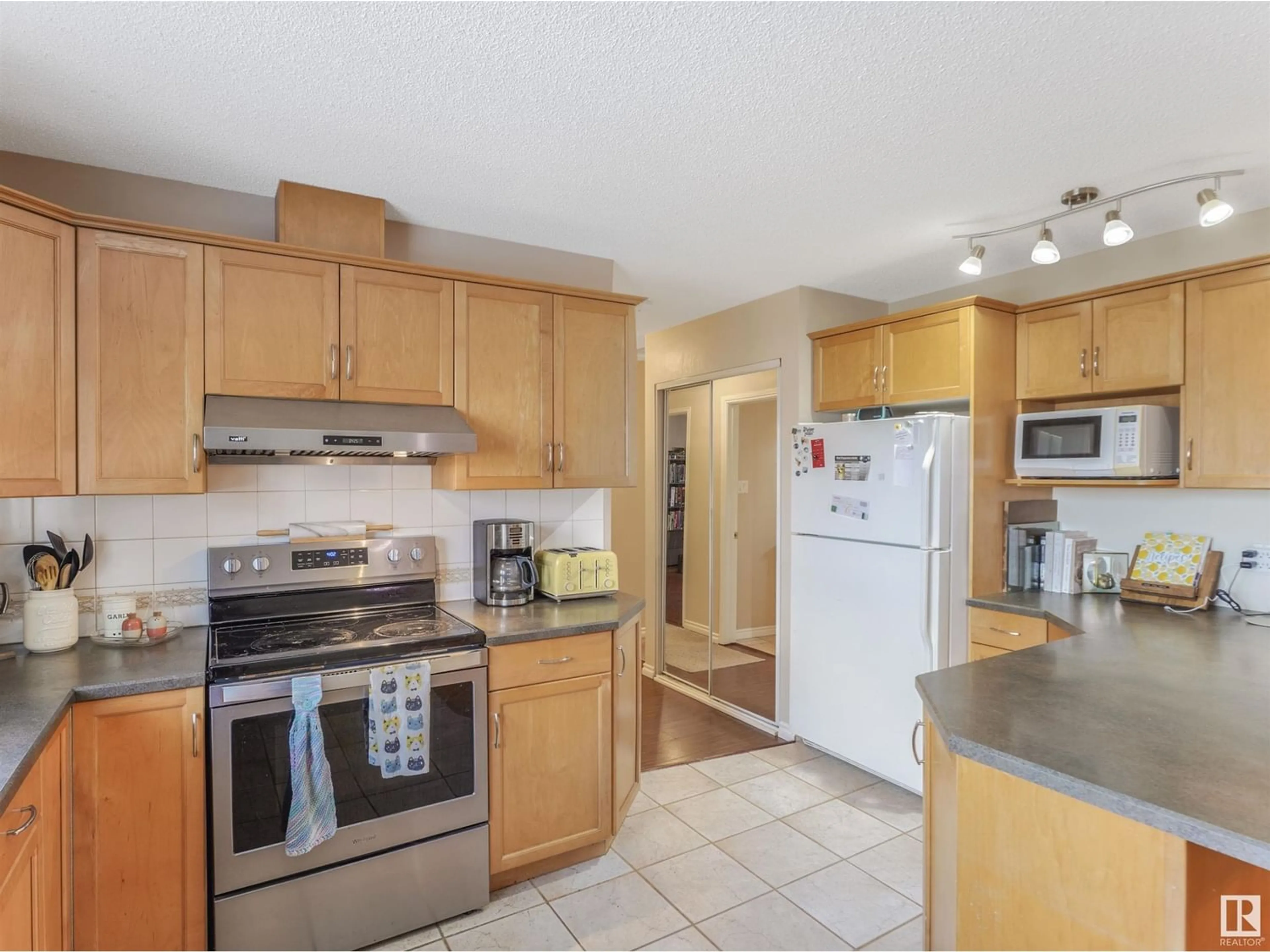 Standard kitchen for 11208 35A AV NW, Edmonton Alberta T6J0A6