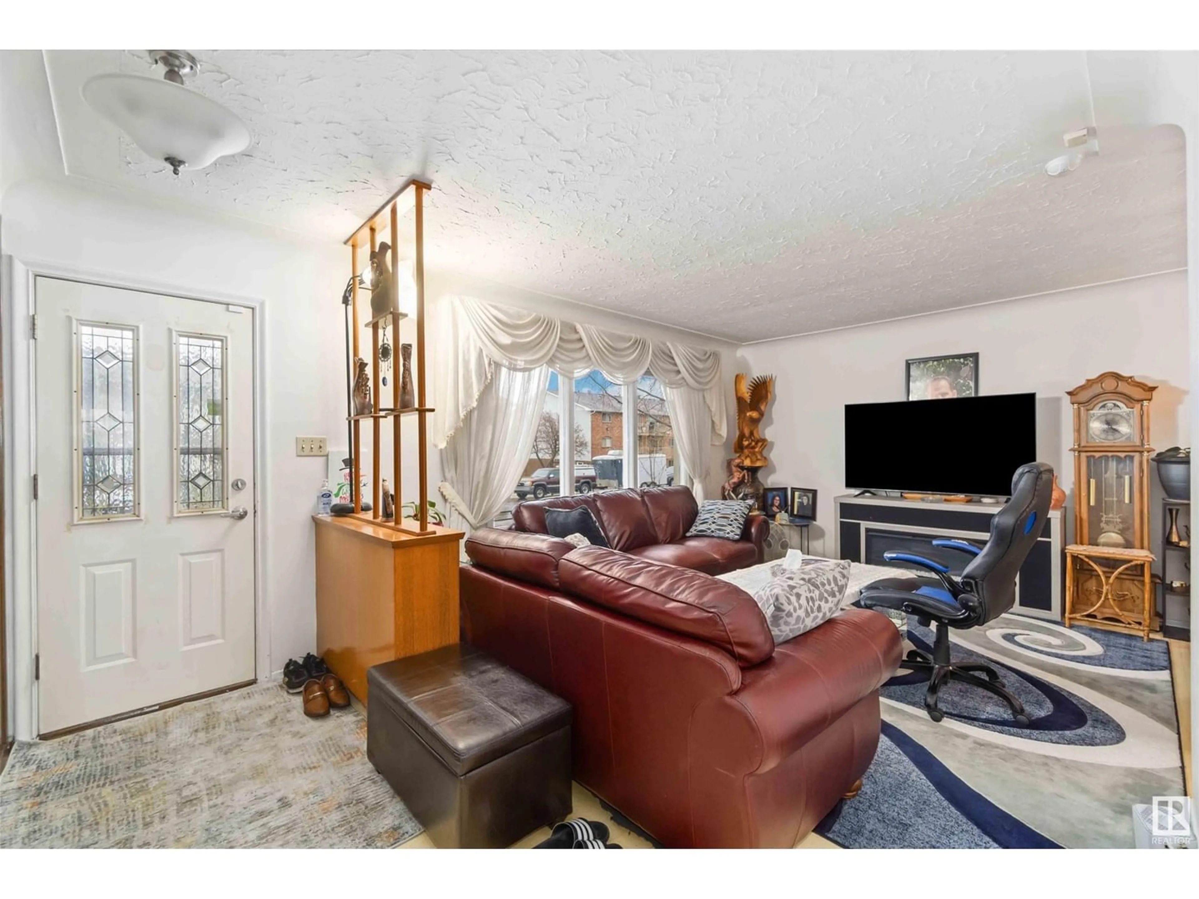 Living room for 13124 83 ST NW, Edmonton Alberta T5E2W6
