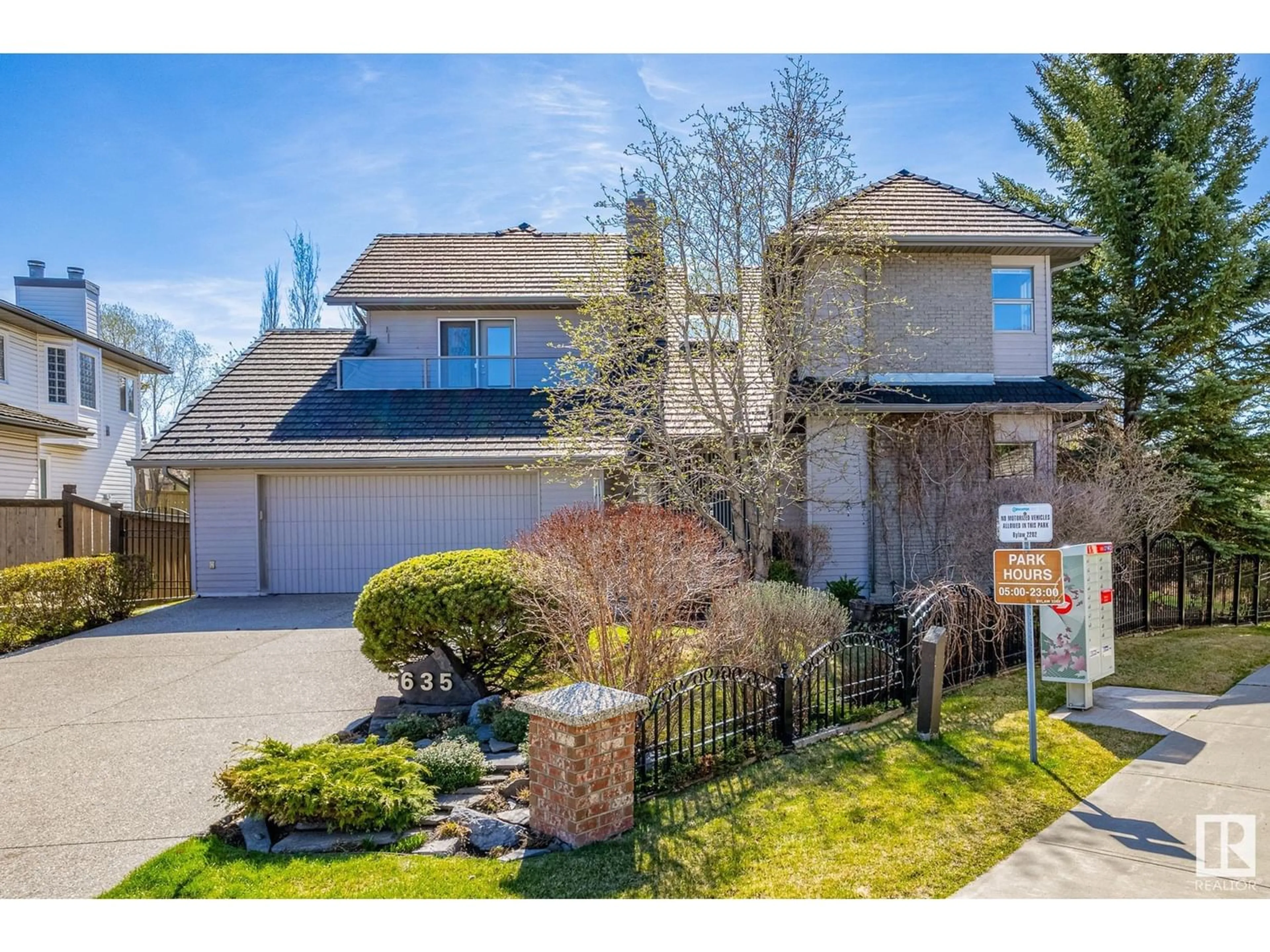 Indoor foyer for 635 Butterworth WD NW, Edmonton Alberta T6R2H8