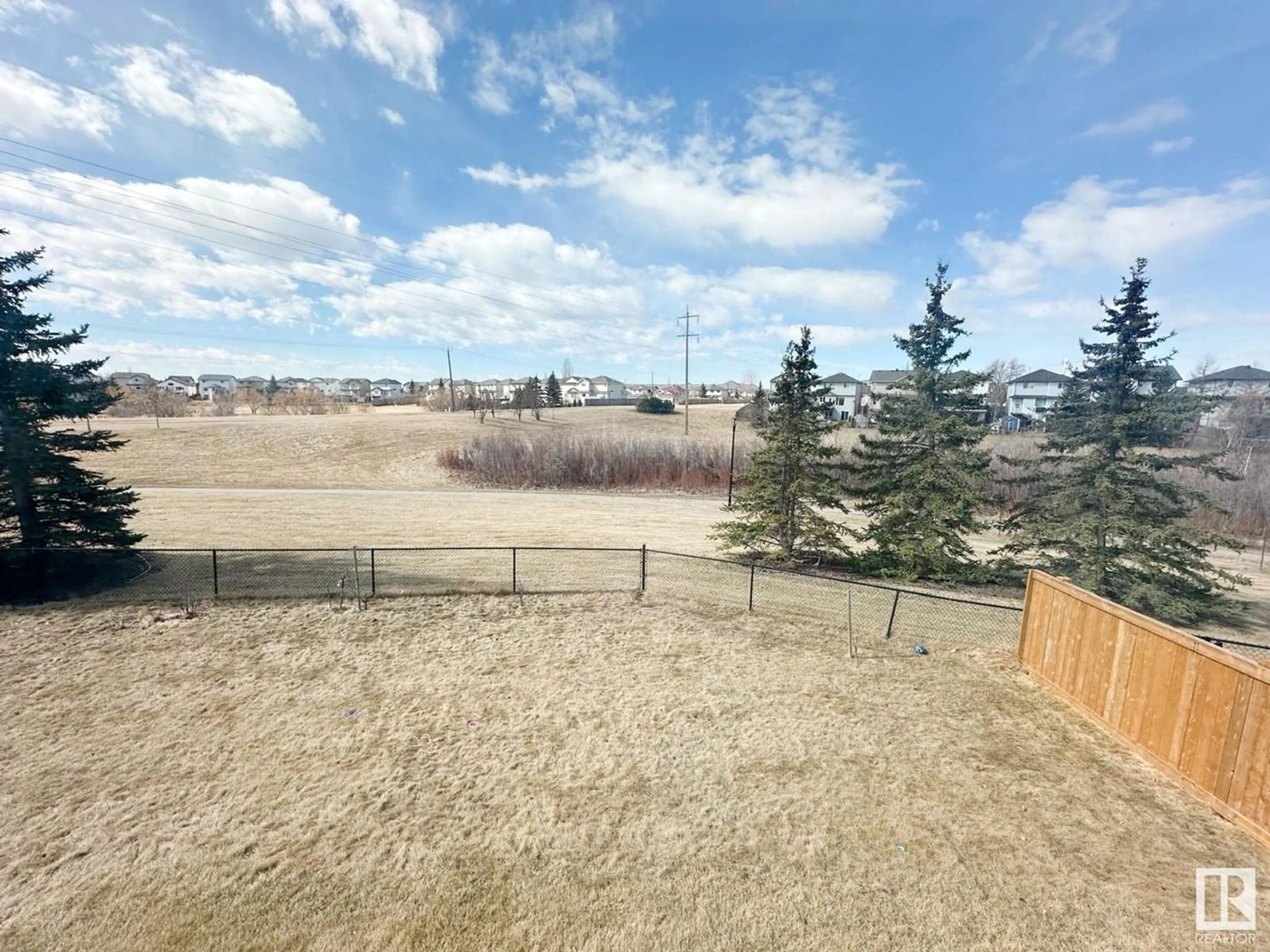Fenced yard for 16312 90 ST NW, Edmonton Alberta T5Z3J9