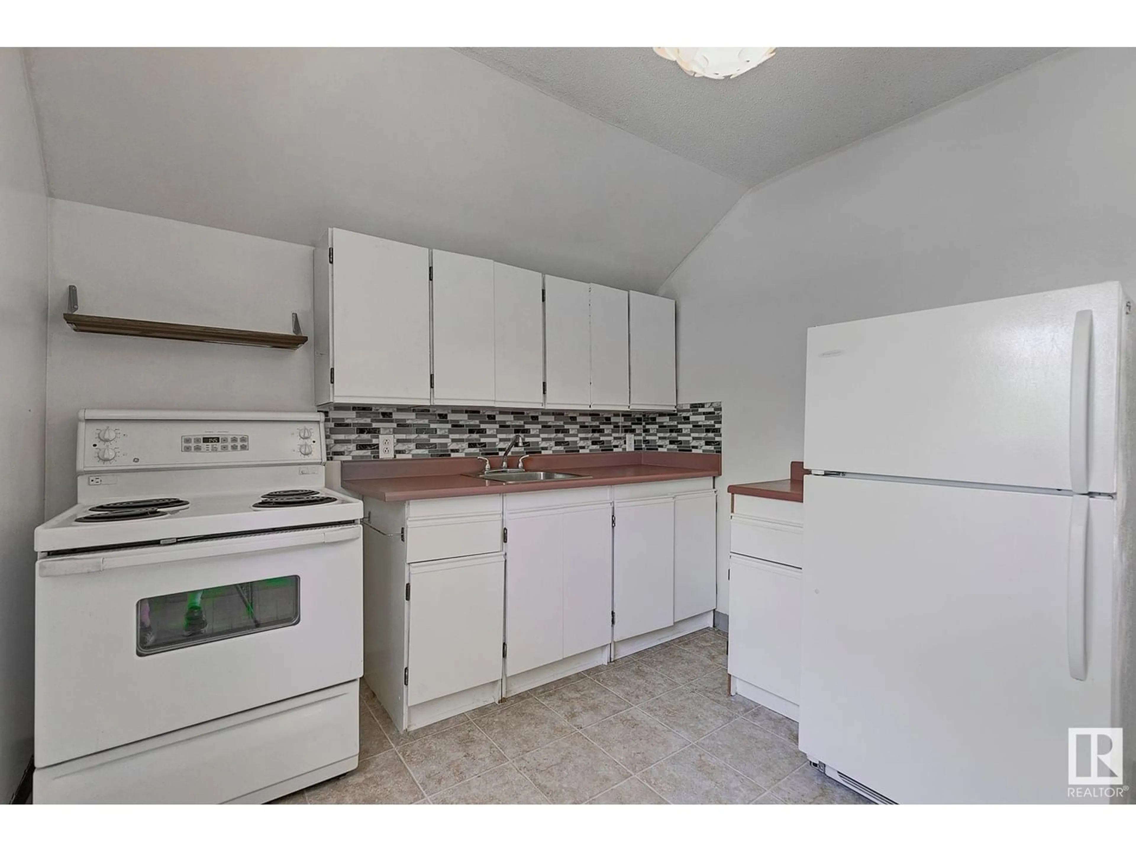 Standard kitchen for 10801 80 AV NW, Edmonton Alberta T6E1V9