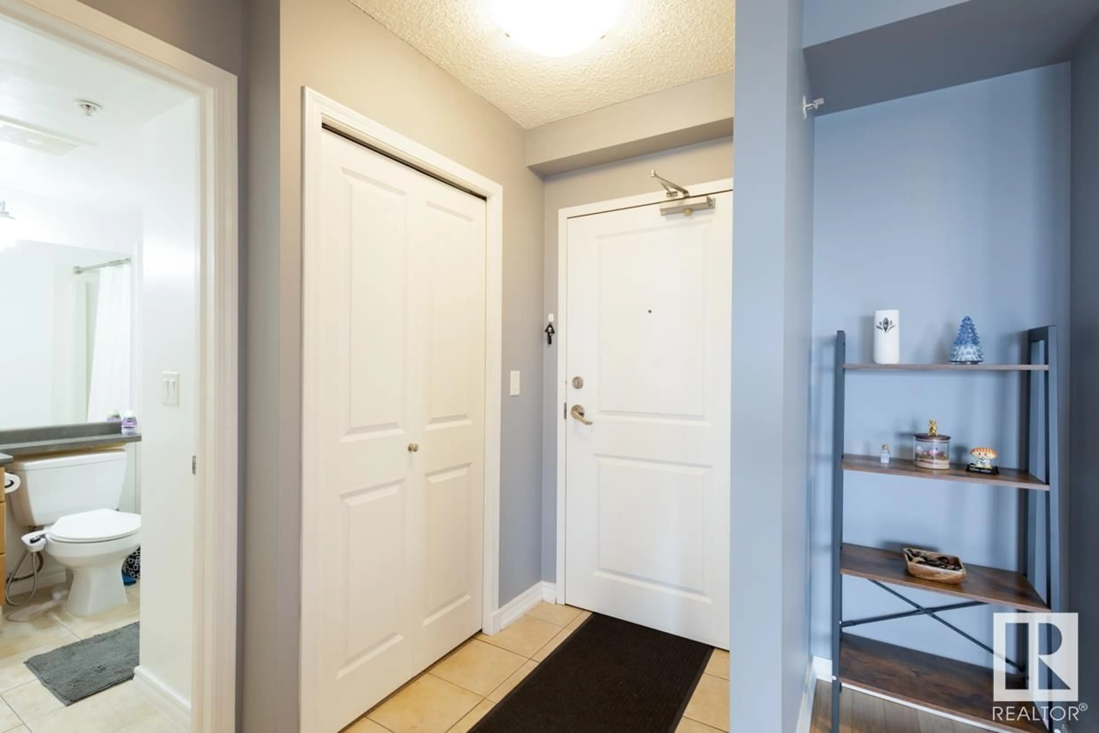 Indoor entryway for #1607 10303 105 ST NW, Edmonton Alberta T5J5G3