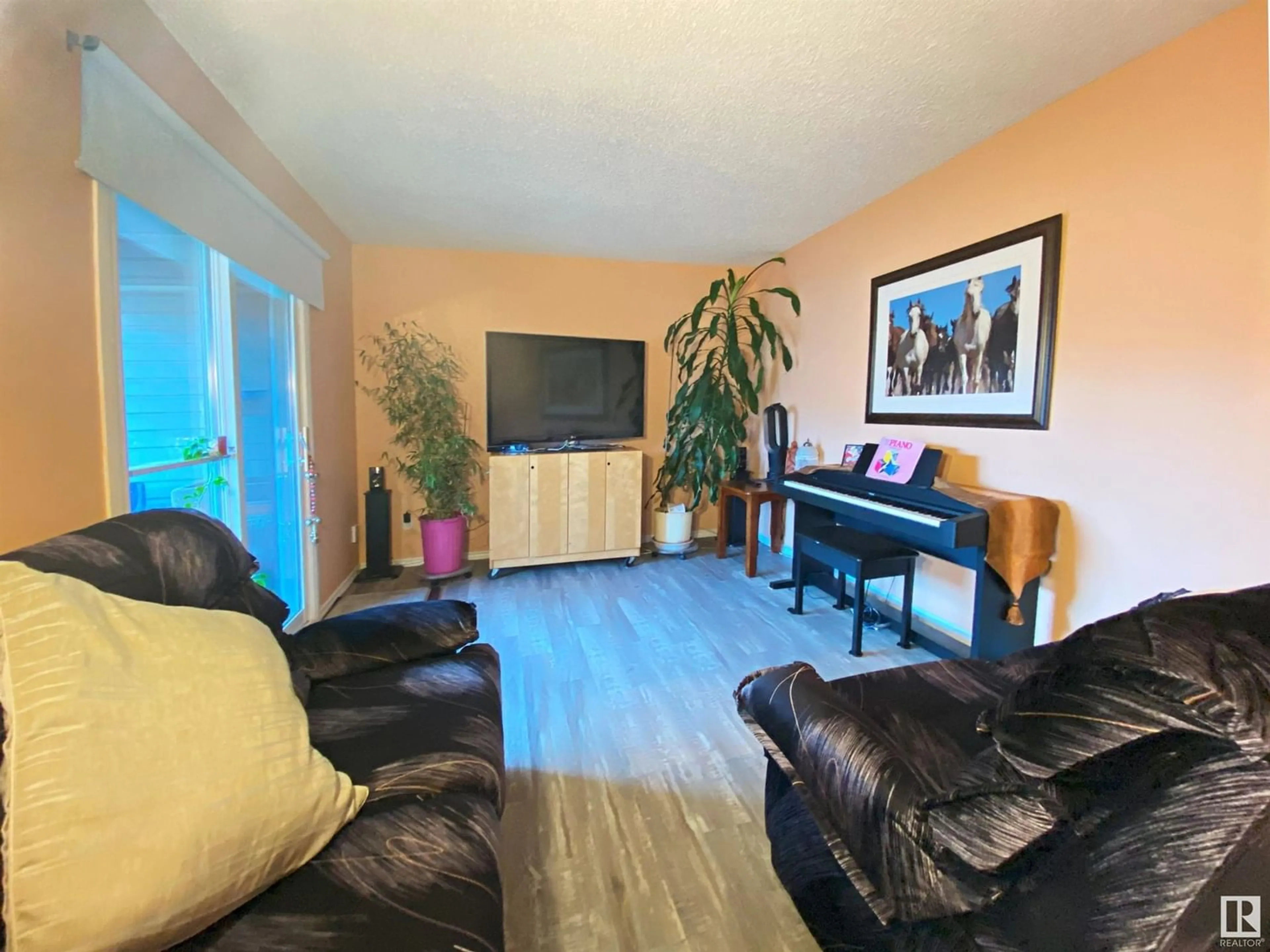 Living room for 1774 LAKEWOOD RD S NW, Edmonton Alberta T6K3B6