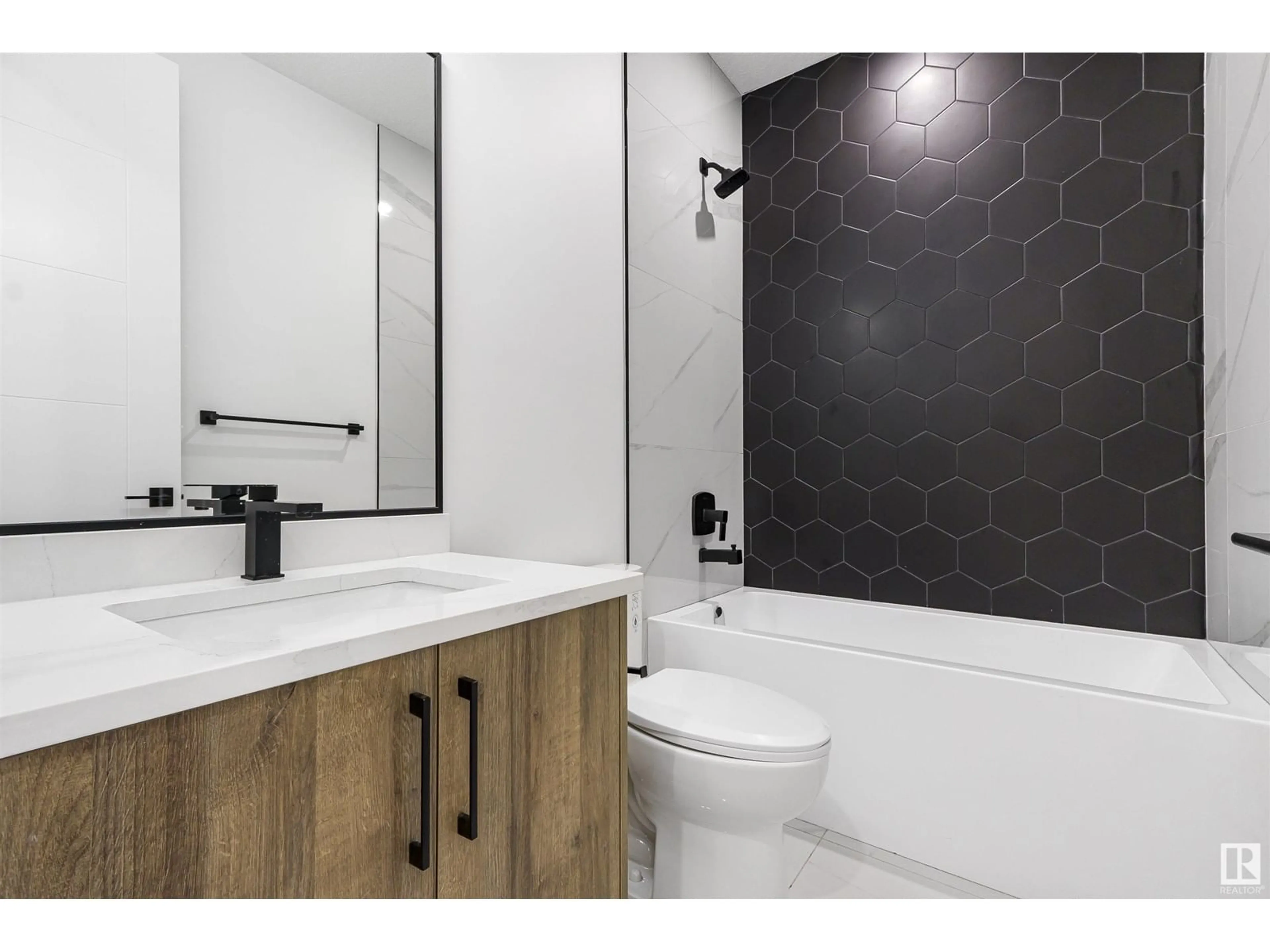 Standard bathroom for 15015 14 ST NW, Edmonton Alberta T5Y3R5