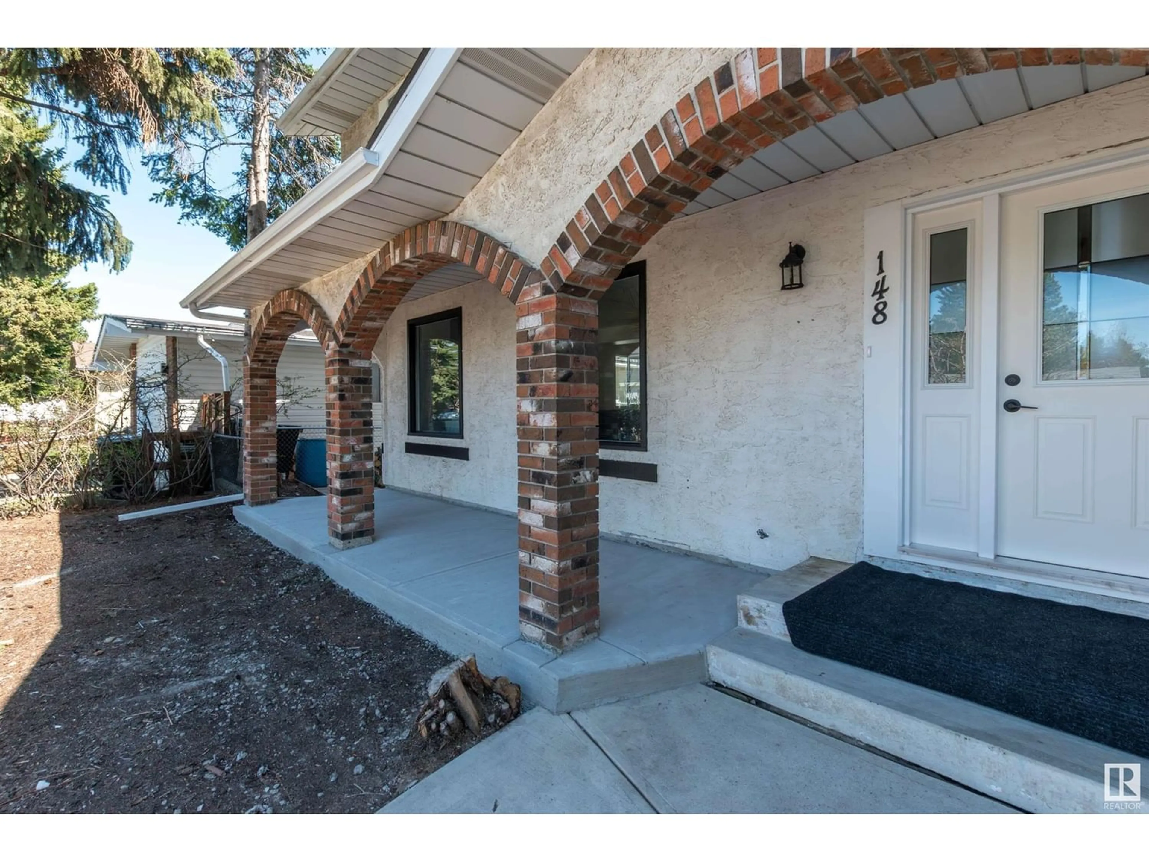 Indoor entryway for 148 GALLOWAY DR, Sherwood Park Alberta T8A2N2