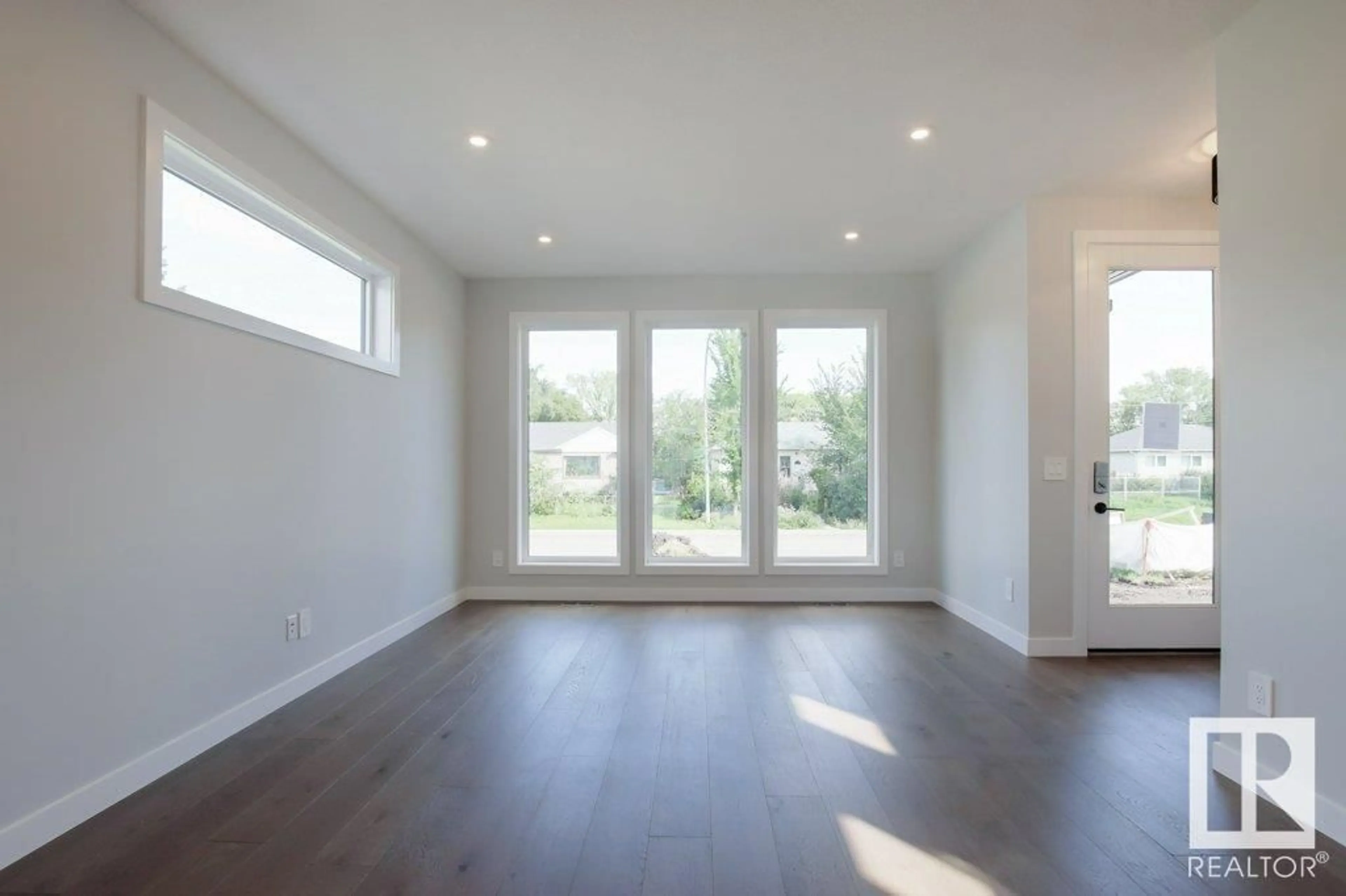 Indoor entryway for 7617 88 AV NW, Edmonton Alberta T6C1K6